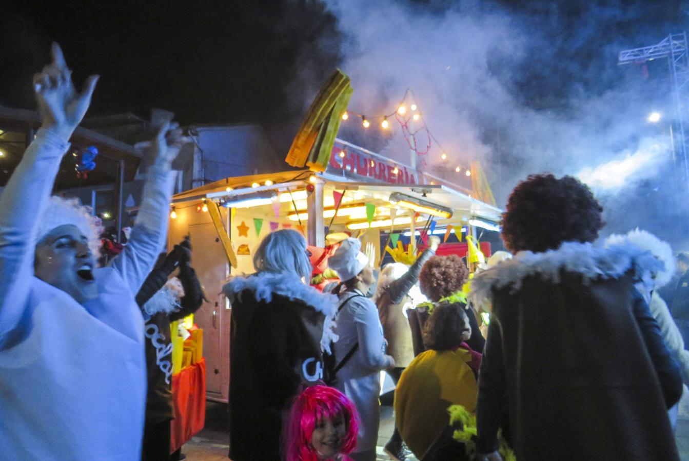 En Ramales han celebrado su tradicional desfile en la plaza de los Duques de la Victoria, abarrotada de gente, para ver de nuevo el ingenio de los vecinos en el diseño de sus disfraces.