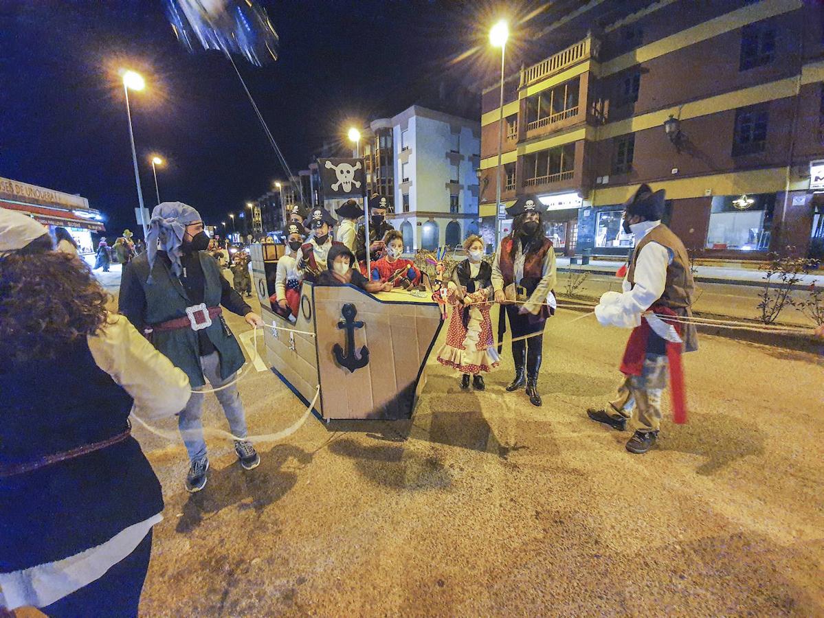 En Val de San Vicente han disfrutado de un desfile que ha recorrido las calles de Unquera y Bustio. 