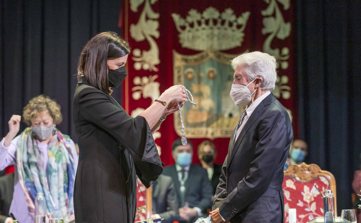 Momento en que Gema Igual hace entrega de la Medalla de Plata de Santander a José Ramón Sánchez.