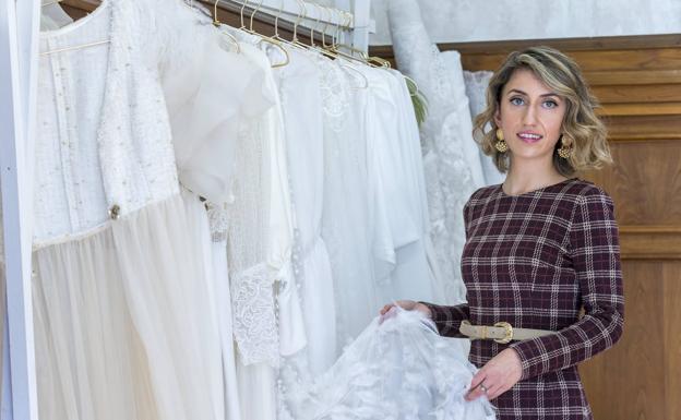 Sainz de Aja en su 'atelier' de la calle Juan de Herrera de Santander. Lleva seis años trabajando «feliz». Debajo, el día que recibió junto a la hostelera Maite Rodríguez un reconocimiento de ADMEC. En la imagen, con Gema Igual y Eva Fernánez, presidenta de Mujeres Empresarias de Cantabria.