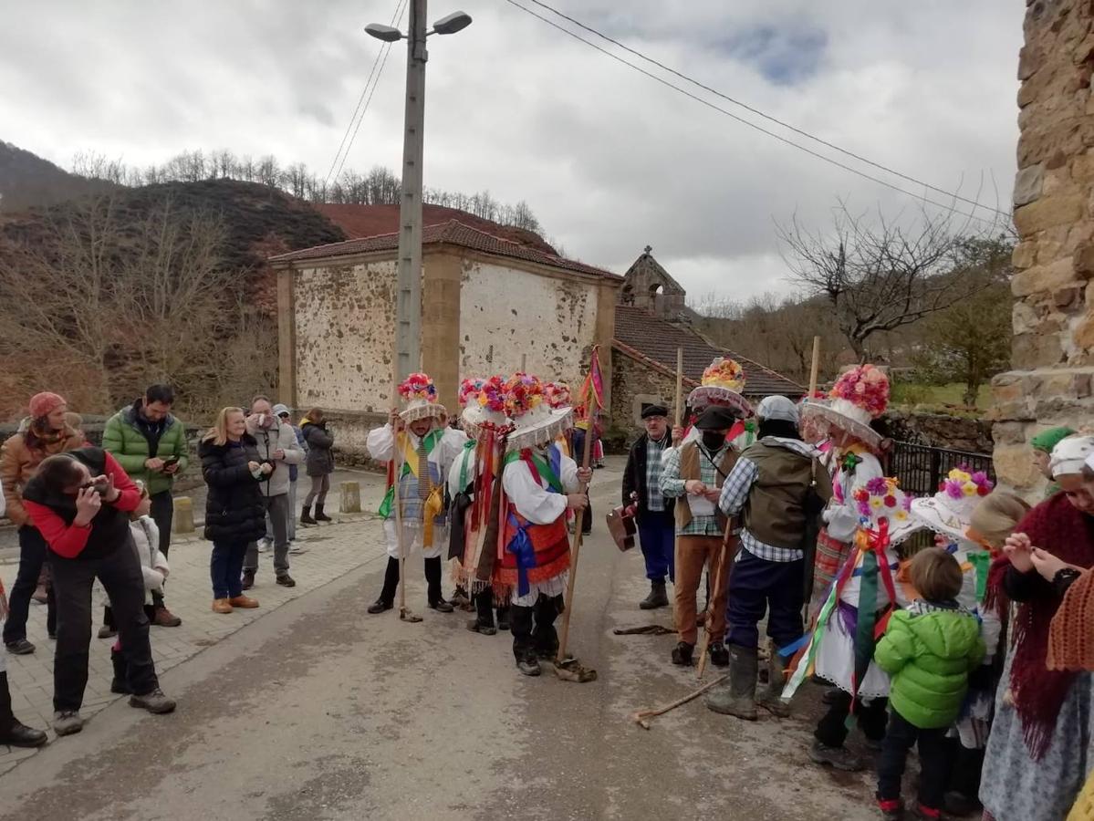 Los tradicionales Zamarrones de Polaciones han vuelto a celebrarse tras dos años de suspensión por la pandemia. 