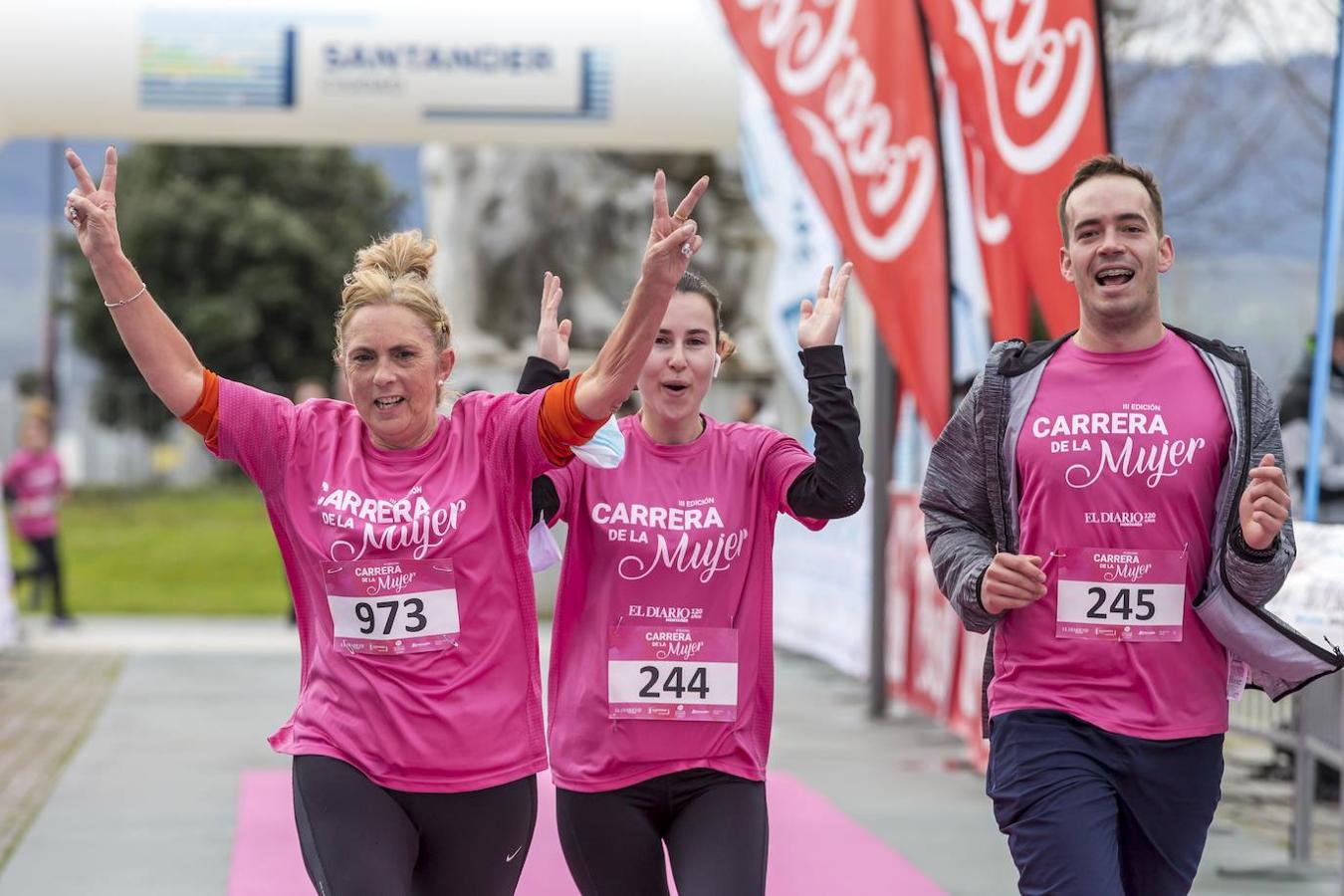 La Carrera de la Mujer ha congregado cerca de 800 personas en Santander. 