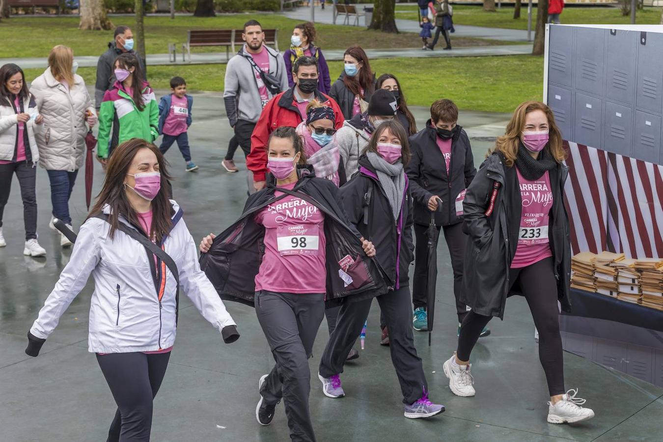 La Carrera de la Mujer ha congregado cerca de 800 personas en Santander. 