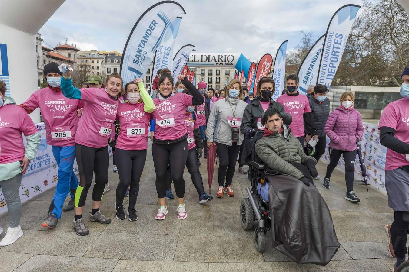 La Carrera de la Mujer ha congregado cerca de 800 personas en Santander. 