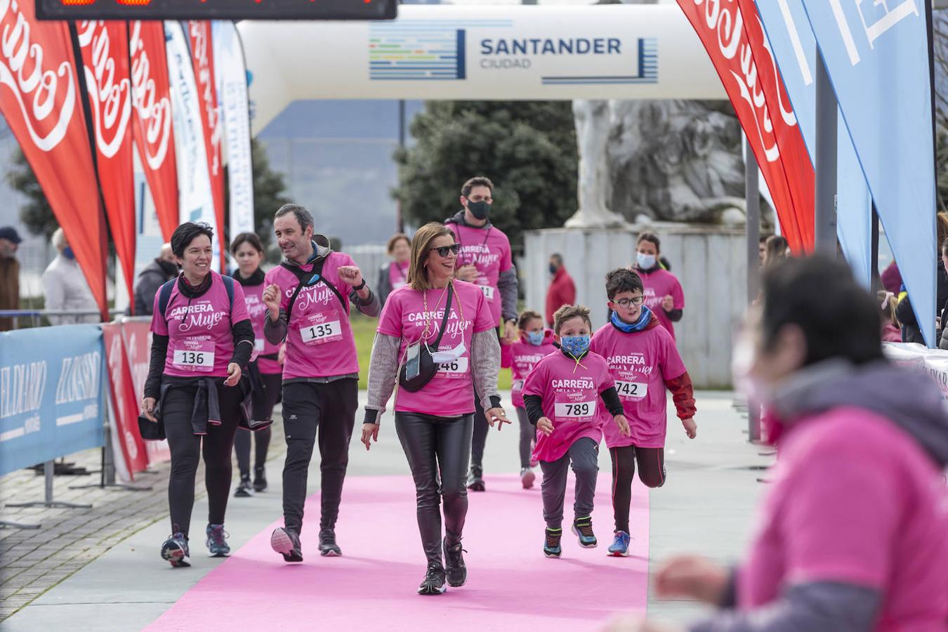 La Carrera de la Mujer ha congregado cerca de 800 personas en Santander. 