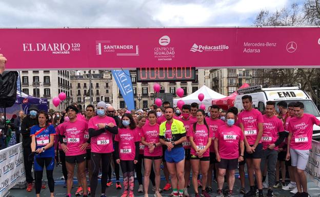 Salida de la Carrera de la Mujer desde la plaza Alfonso XIII, en Santander. 