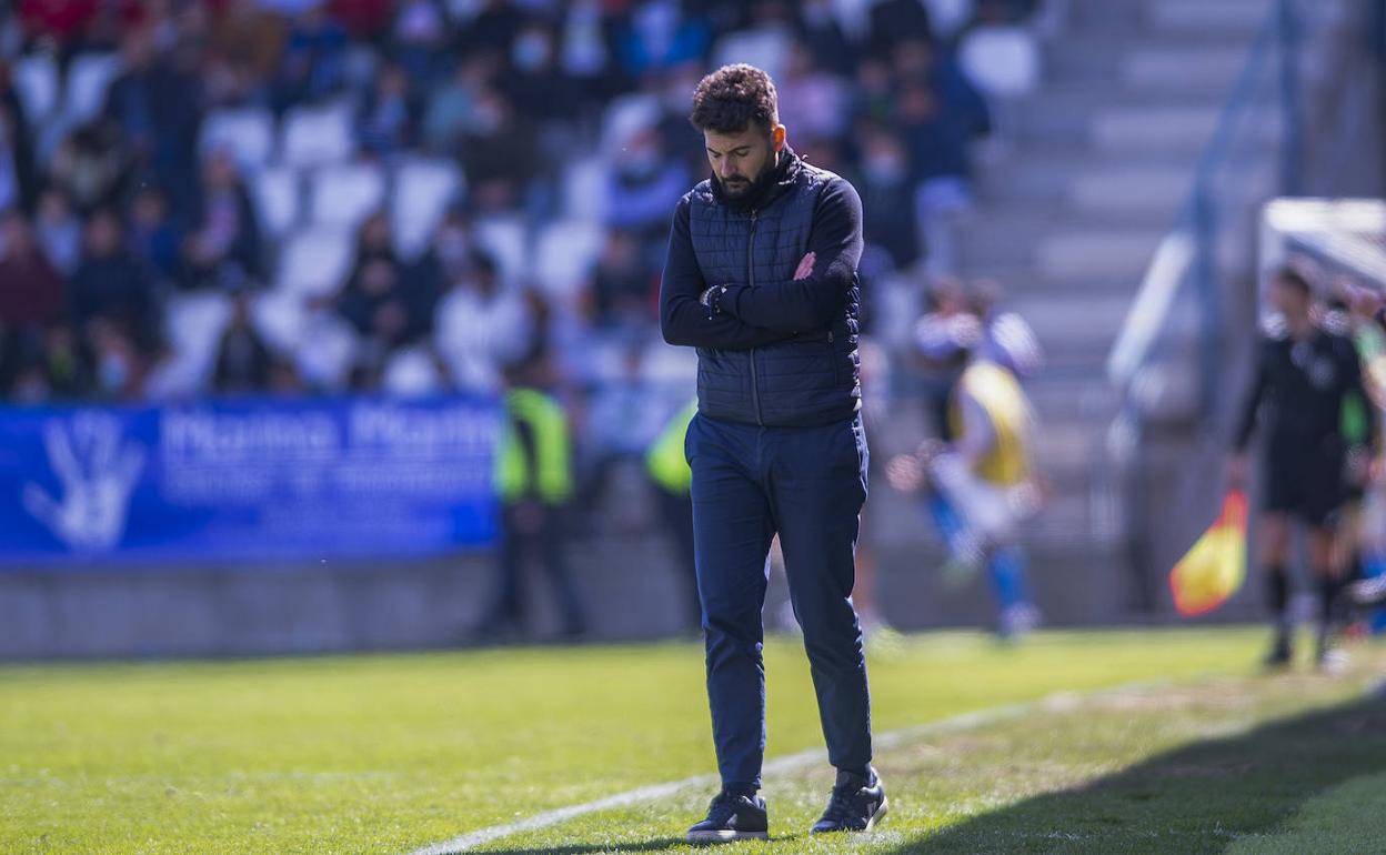 Un cabizbajo Romo recorre la banda.