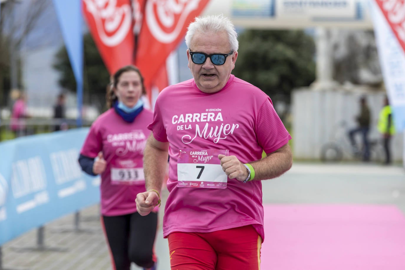 La Carrera de la Mujer ha congregado cerca de 800 personas en Santander. 