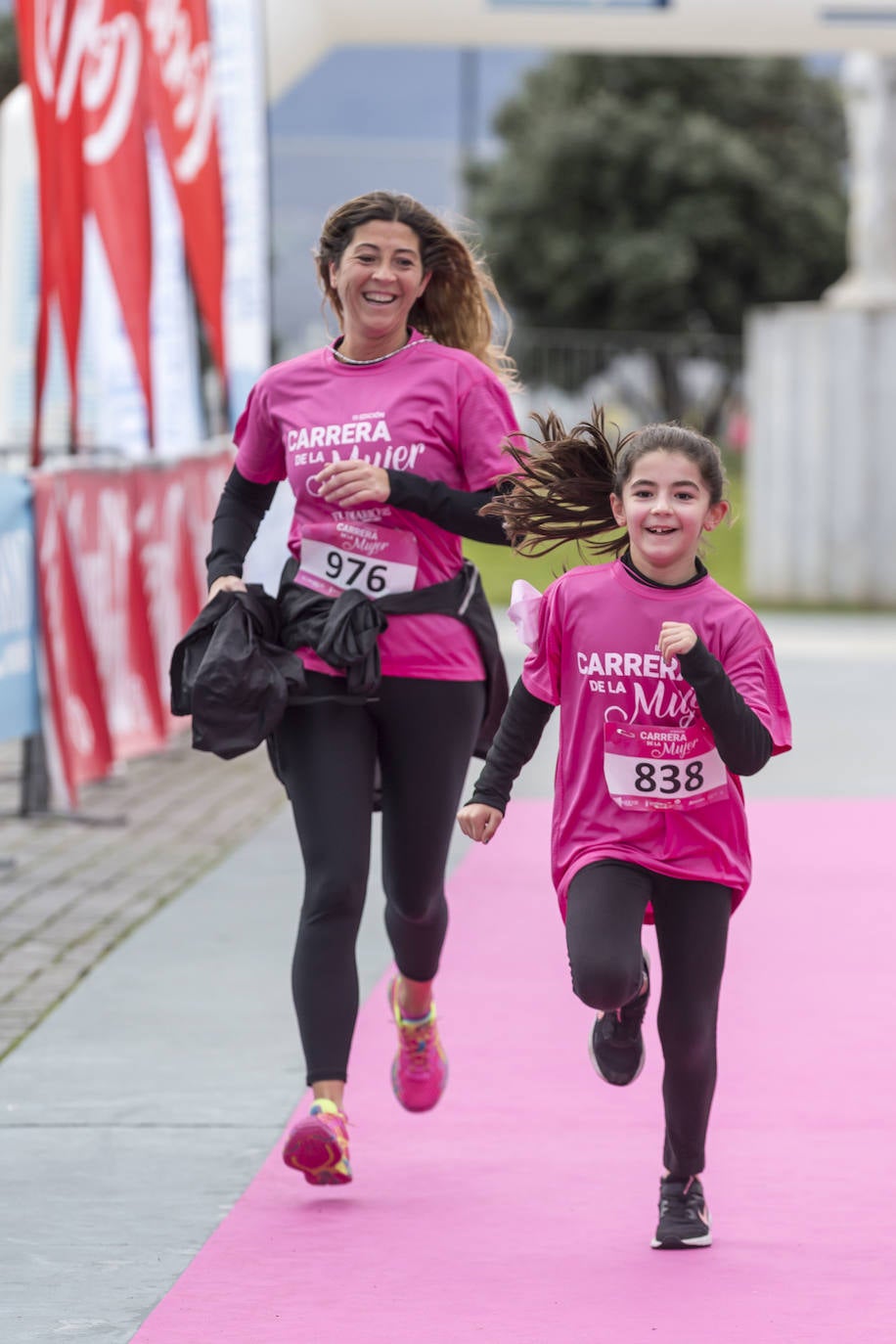 La Carrera de la Mujer ha congregado cerca de 800 personas en Santander. 