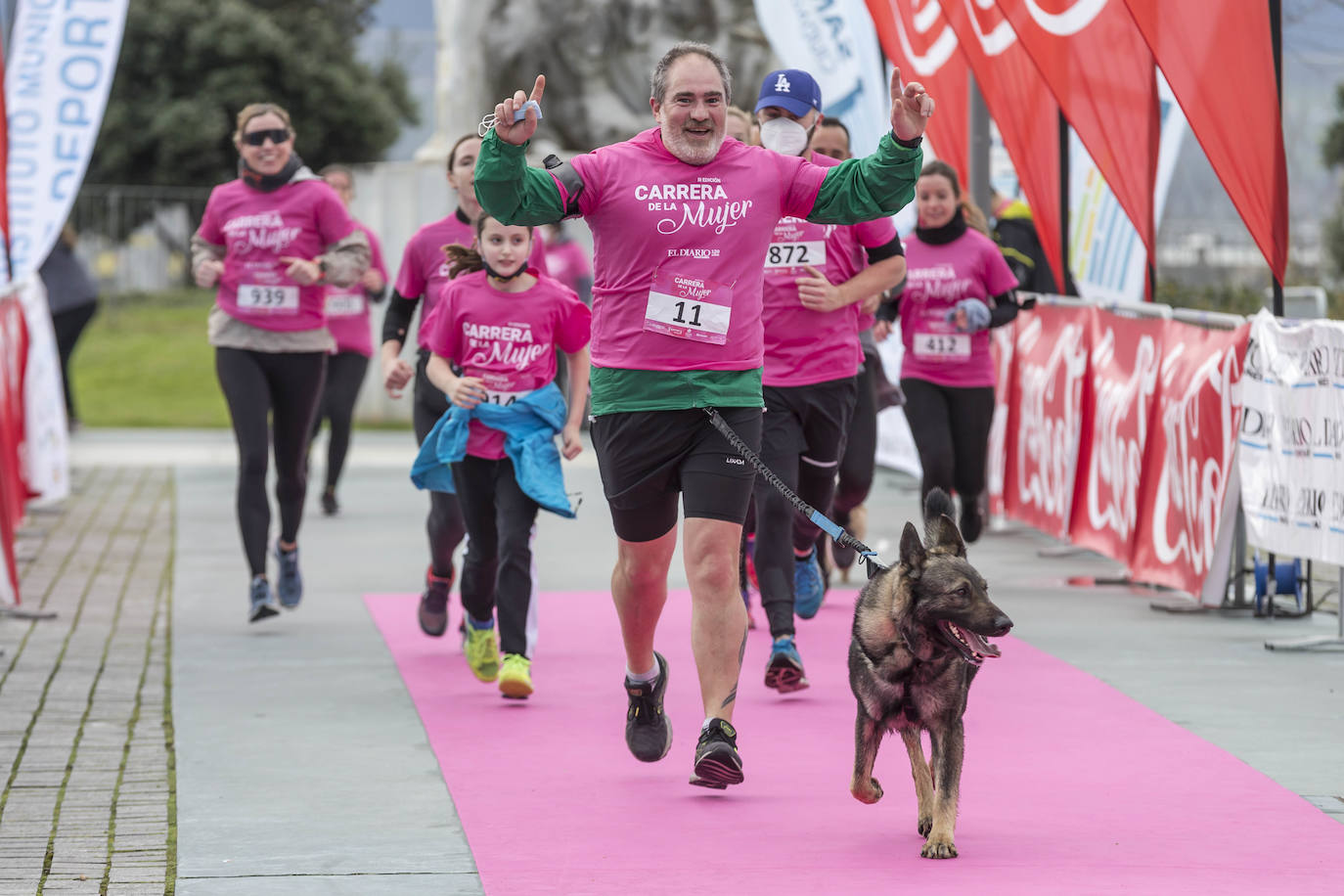 La Carrera de la Mujer ha congregado cerca de 800 personas en Santander. 