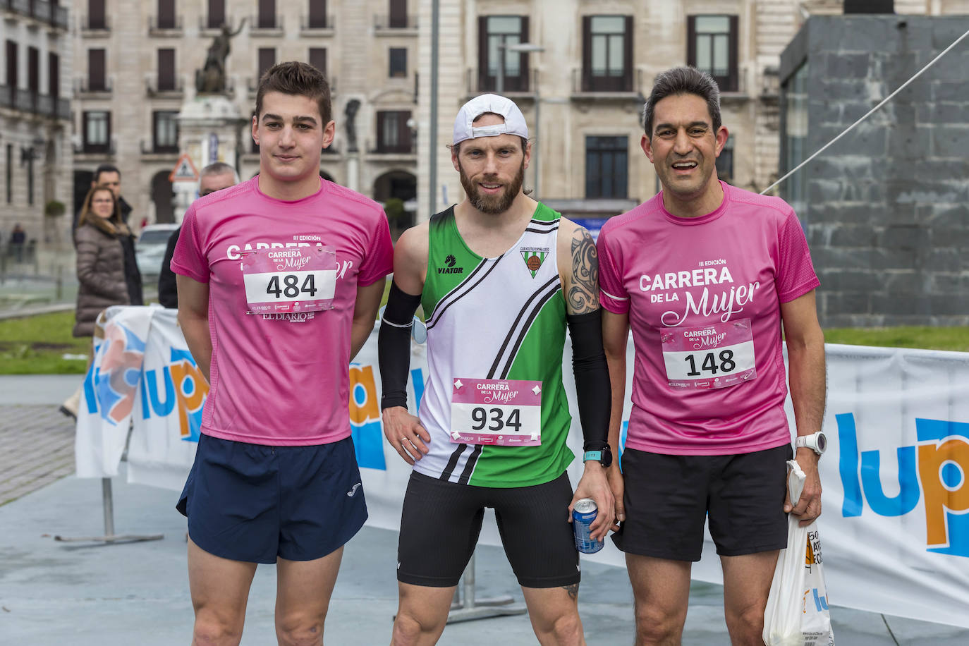 La Carrera de la Mujer ha congregado cerca de 800 personas en Santander. 