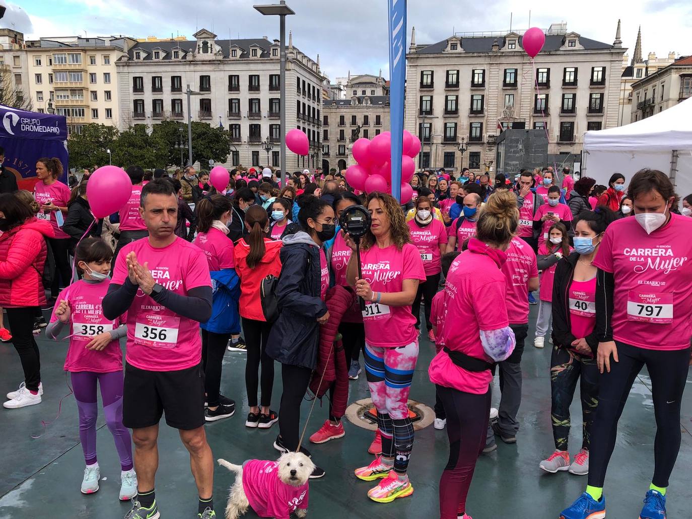 La Carrera de la Mujer ha congregado cerca de 800 personas en Santander. 