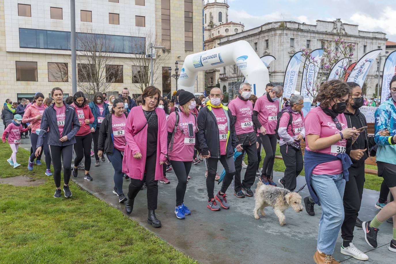 La Carrera de la Mujer ha congregado cerca de 800 personas en Santander. 