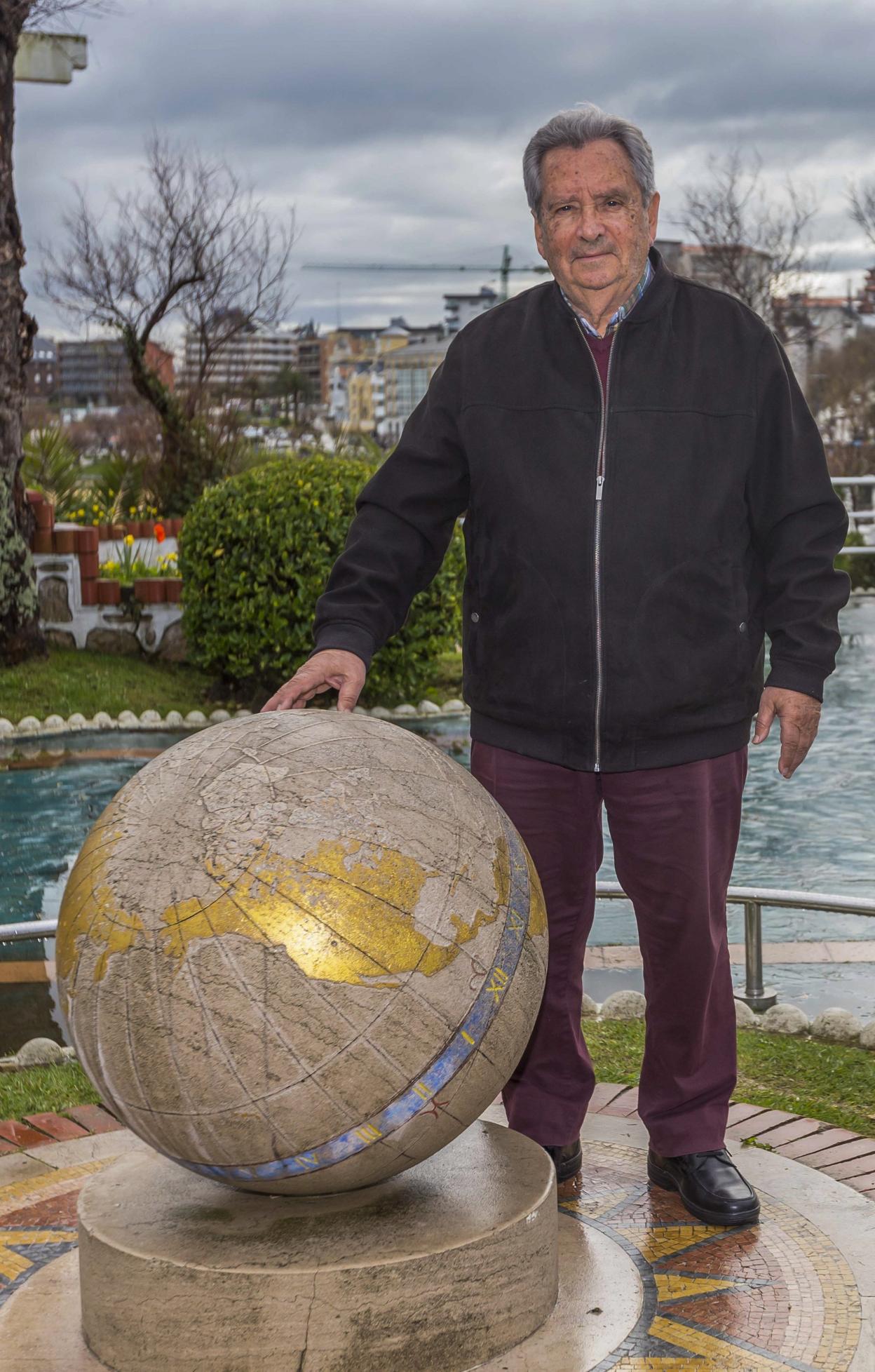 El periodista Pedro Canales, junto a la bola del mundo en Piquío. 