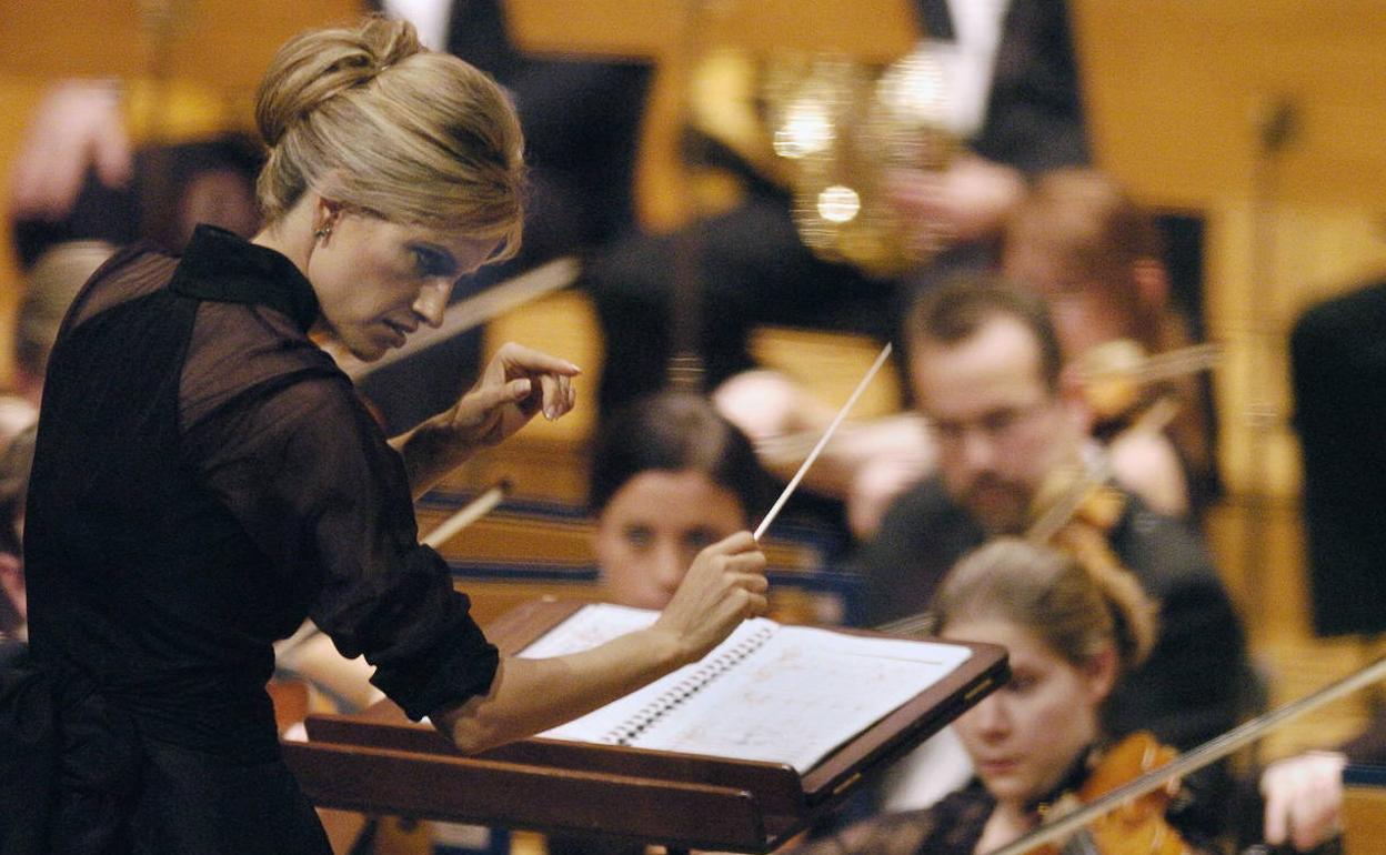 Inma Shara , directora de orquesta, dirige a la Royal Philharmonic Orchestra en un concierto celebrado en Murcia. 