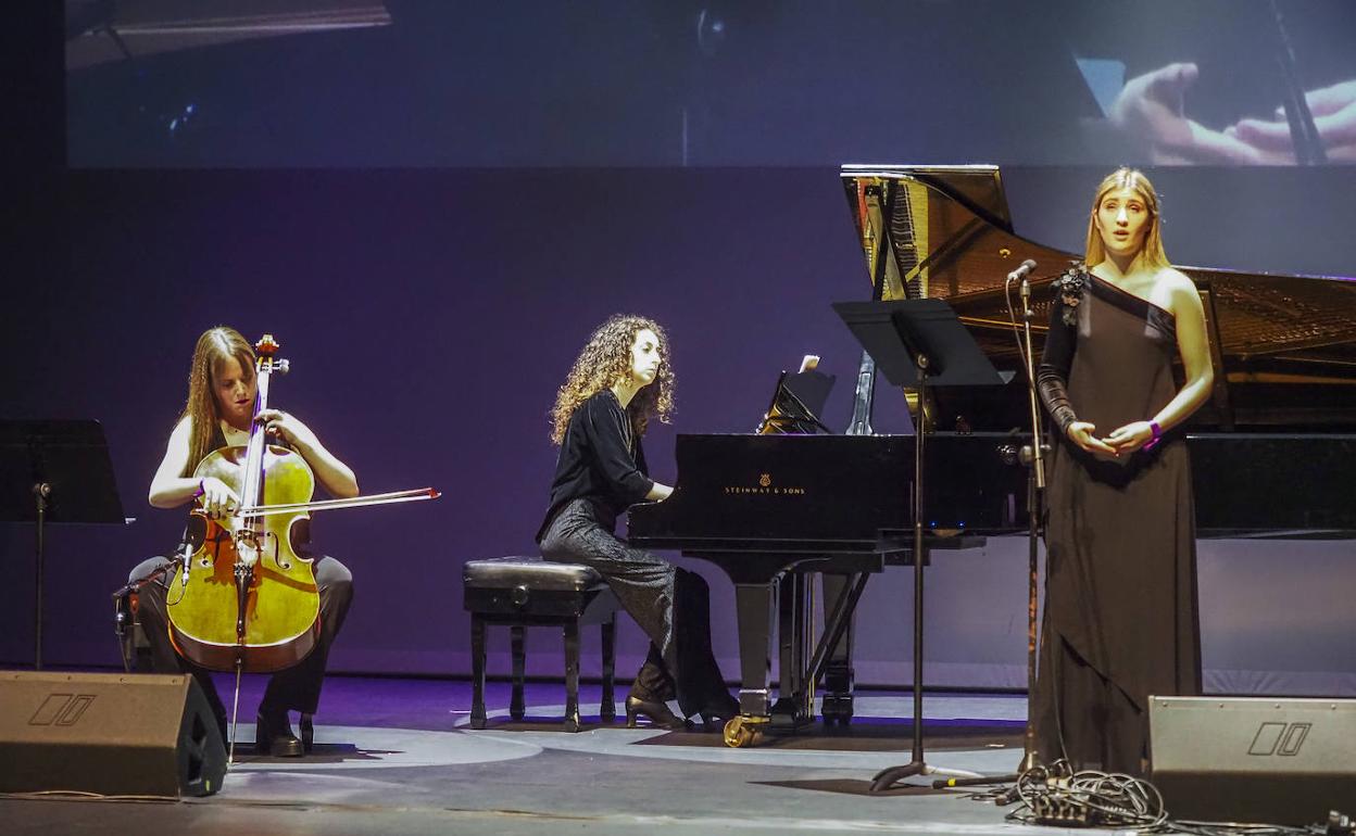 El acto contó con un recital de música clásica a cargo de Alba Polonio (piano), María Rodríguez (violonchello) y Cristina Galán (voz.