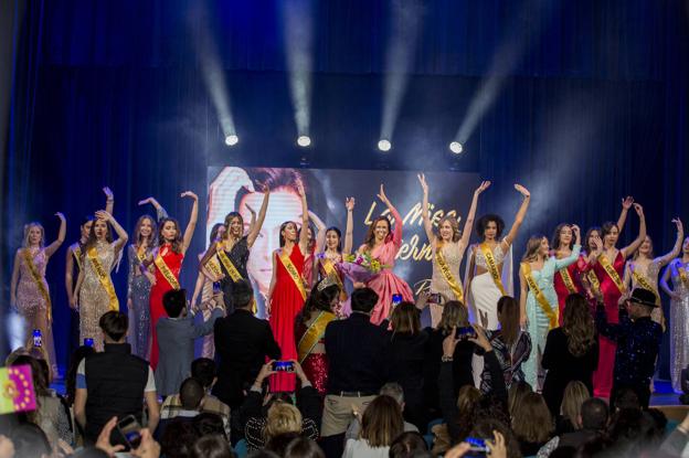 Las 'misses' y Cande Pacheco con los trajes de noche.