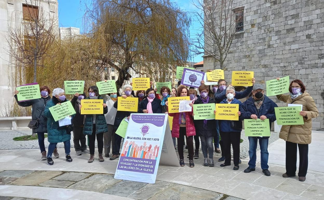 La Revuelta de Mujeres en la Iglesia lleva sus reivindicaciones ante la Catedral de Santander El Diario Montañés