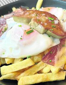 Imagen secundaria 2 - A la izquierda, hamburguesa de buey con mahonesa de mostaza y lima. A la derecha, sartén de huevos camperos con jamón ibérico y foie. 