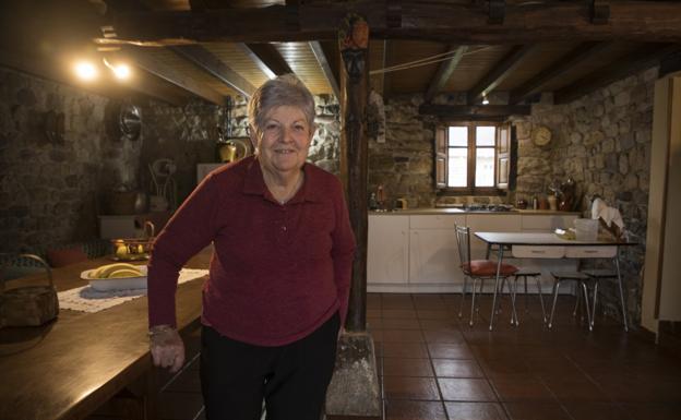 Enedina, en el comedor de su casa, antiguo establo de la ganadería familiar. 