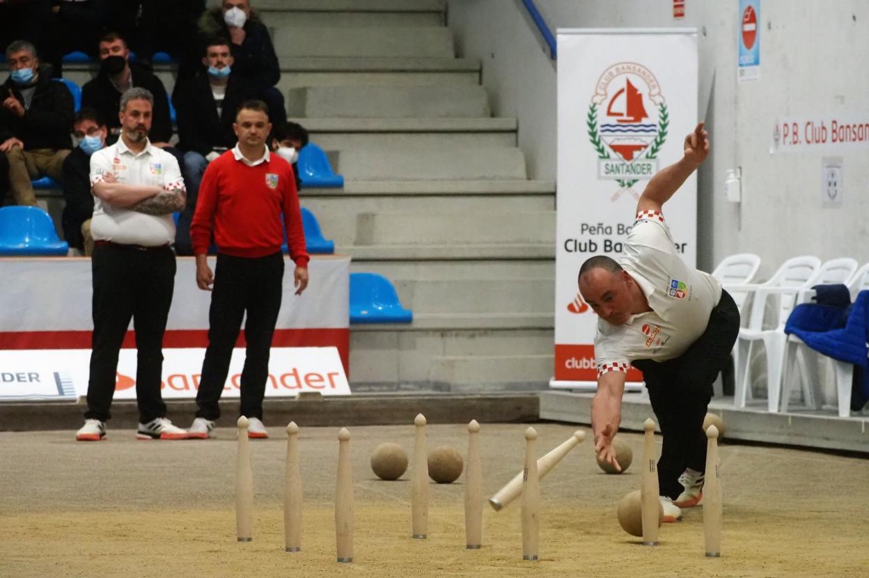 Lolo Lavid ejecuta un birle cercano a la caja mientras es observado por Carlos García y Óscar González. 