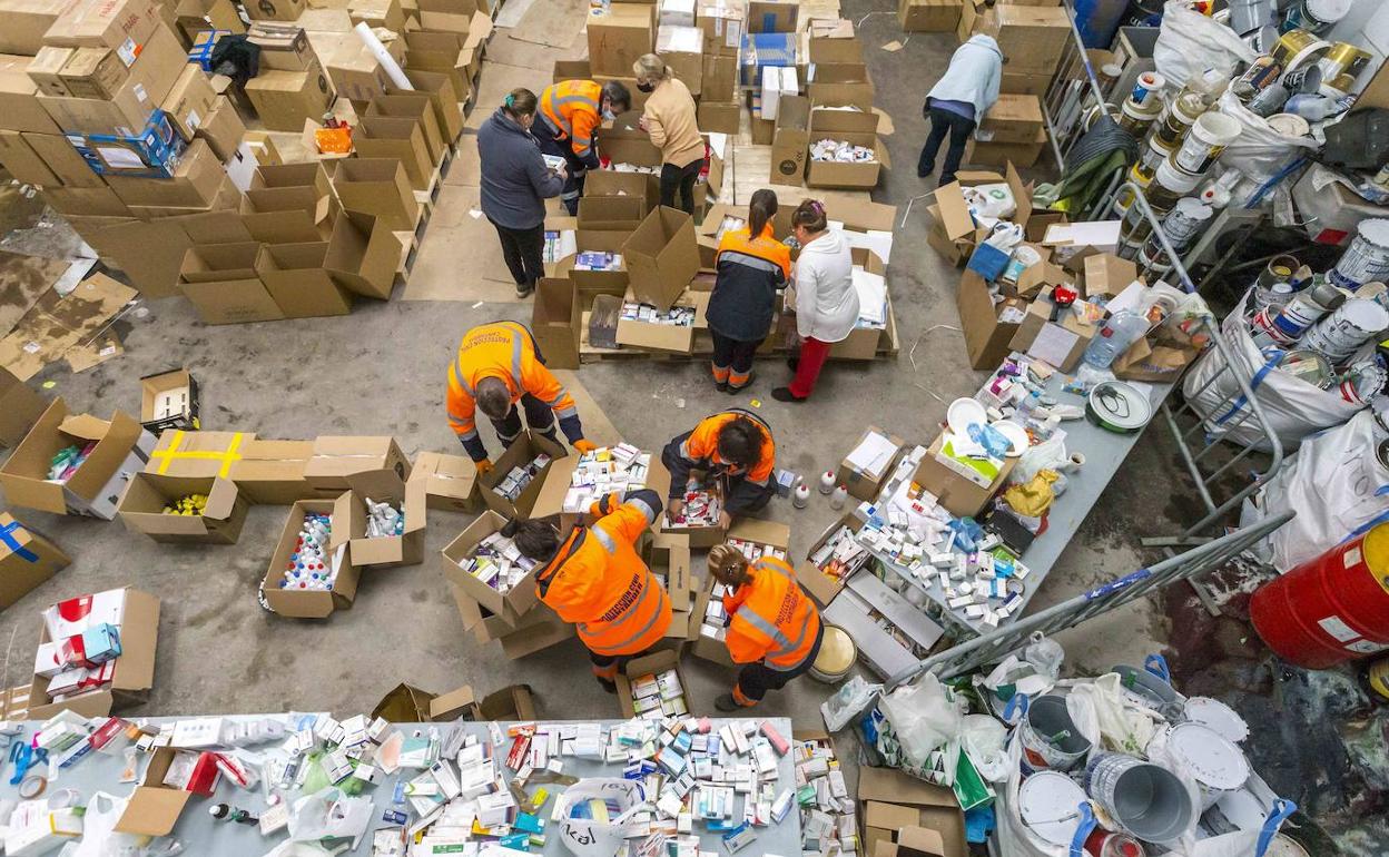 Voluntarios trabajan en el empaquetado de miles de productos en el almacén de Cajo con material humanitario para Ucrania.