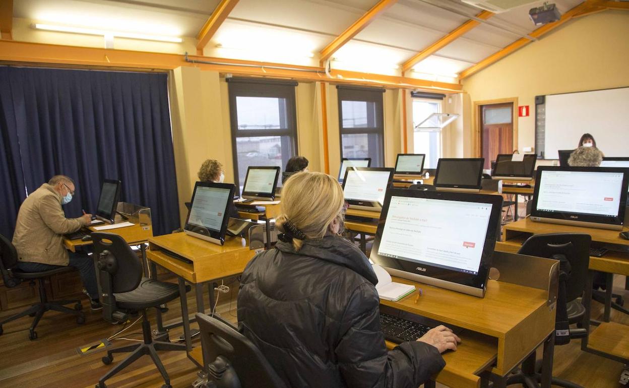 Alumnos atienden durante una clase del Centro Municipal de Formación de Camargo, en una imagen de archivo.