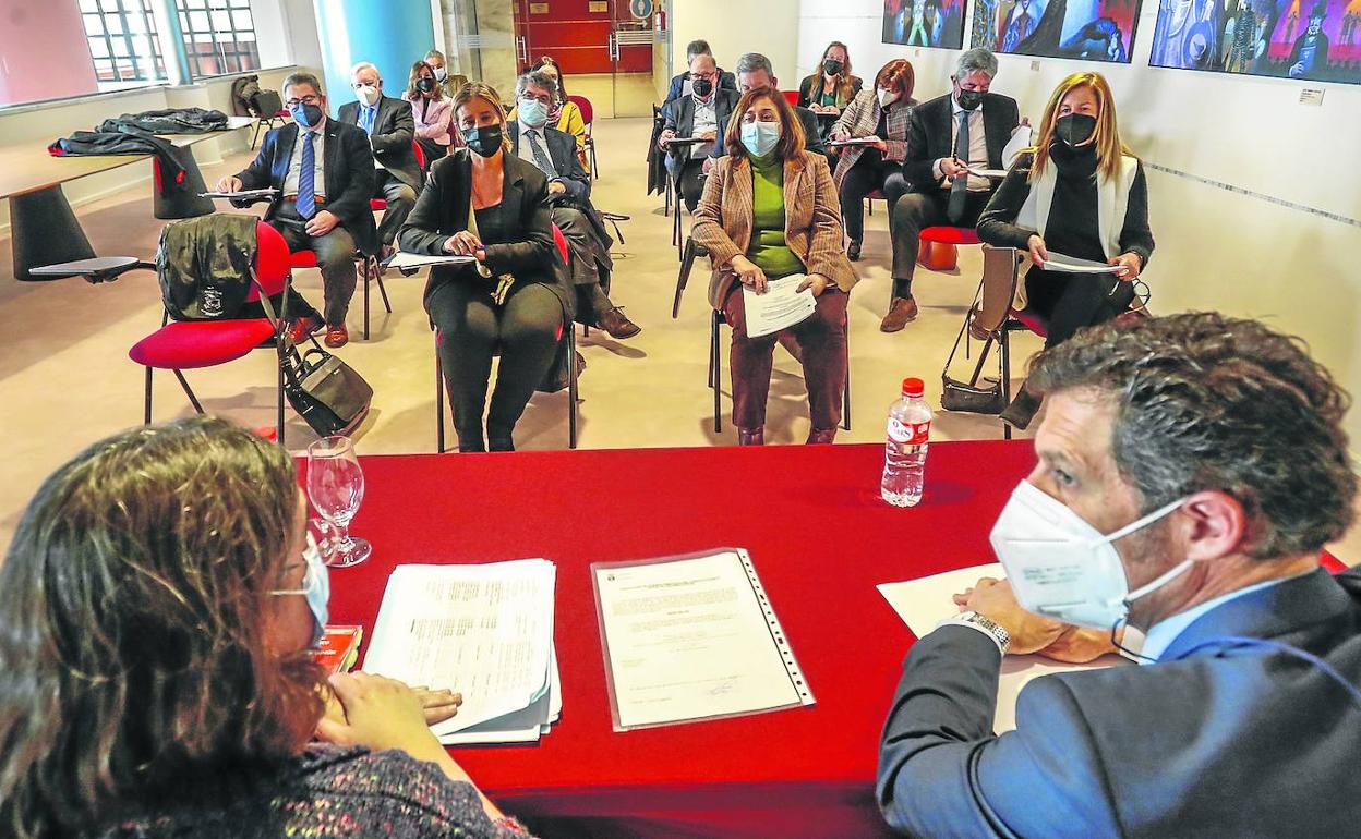 Personal de la Consejería, en primer término, con los nuevos miembros del Pleno del CES, al fondo, este martes en el Palacio de Festivales. 