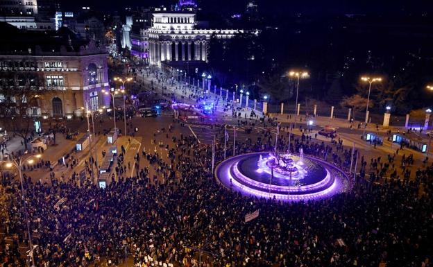 La multitud vuelve a tomar las calles por un 8-M con lemas vetados