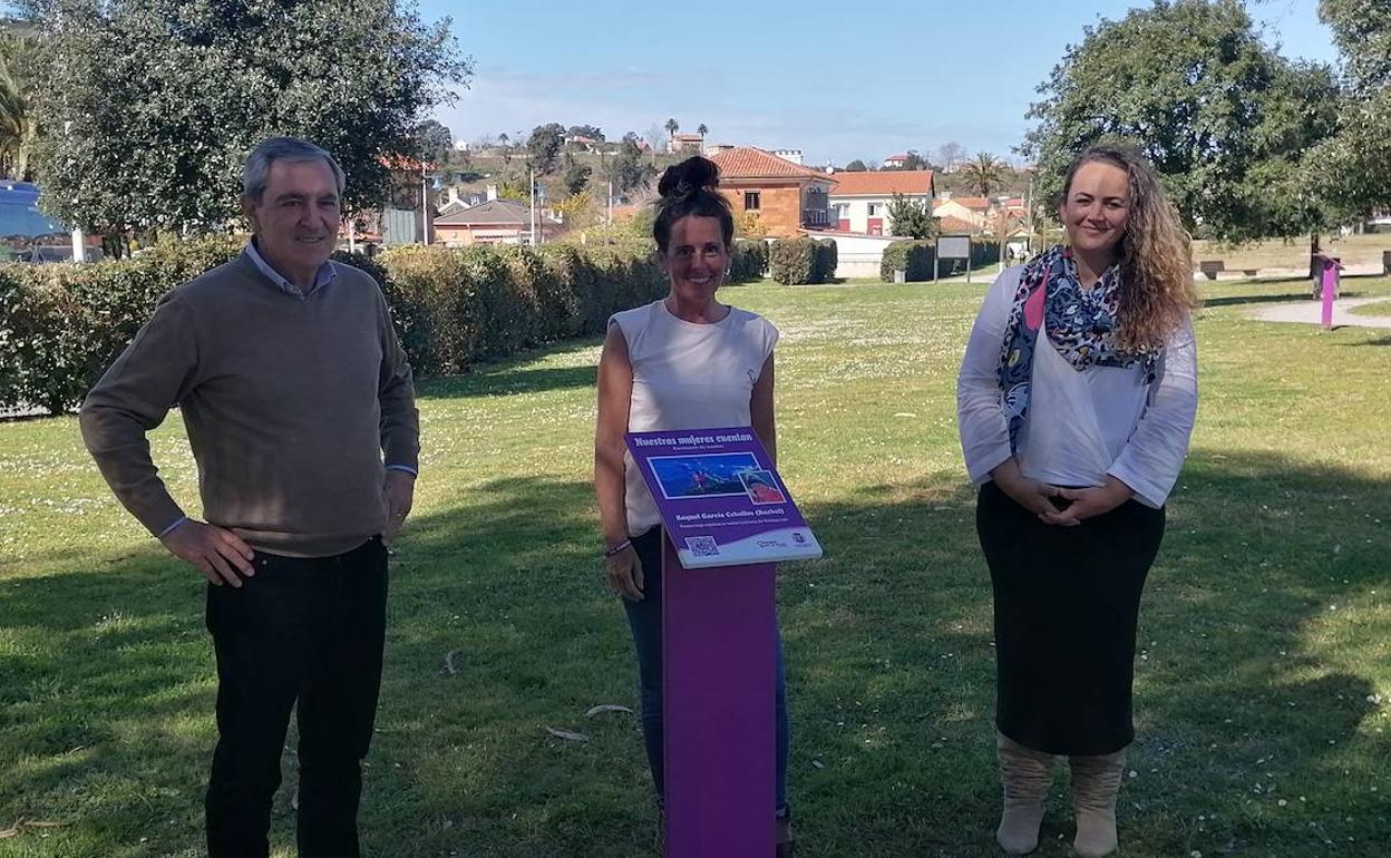 El alcalde, Andrés Ruiz Moya, y la concejala de Igualdad, Raquel Fernández Delgado, flanqueando a la deportista suancina Raquel García Ceballos.