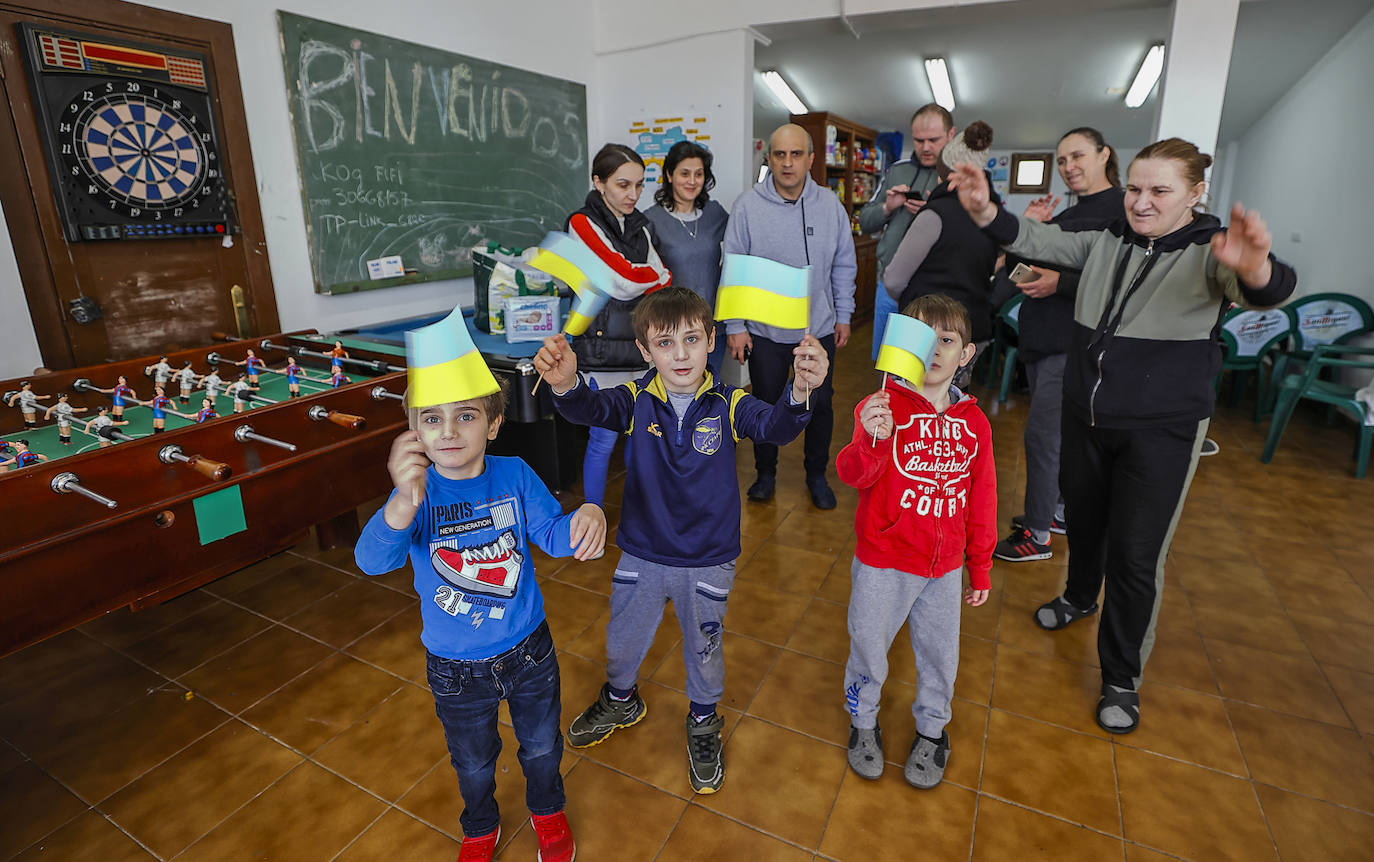 Una mujer que llegó desde Ucrania con sus tres hijos, el más pequeño de tan solo tres meses. Su marido llevaba poco tiempo trabajando en la construcción en Alicante, por lo que en las últimas horas se desplazó hasta Cantabria en donde han podido reencontrarse.