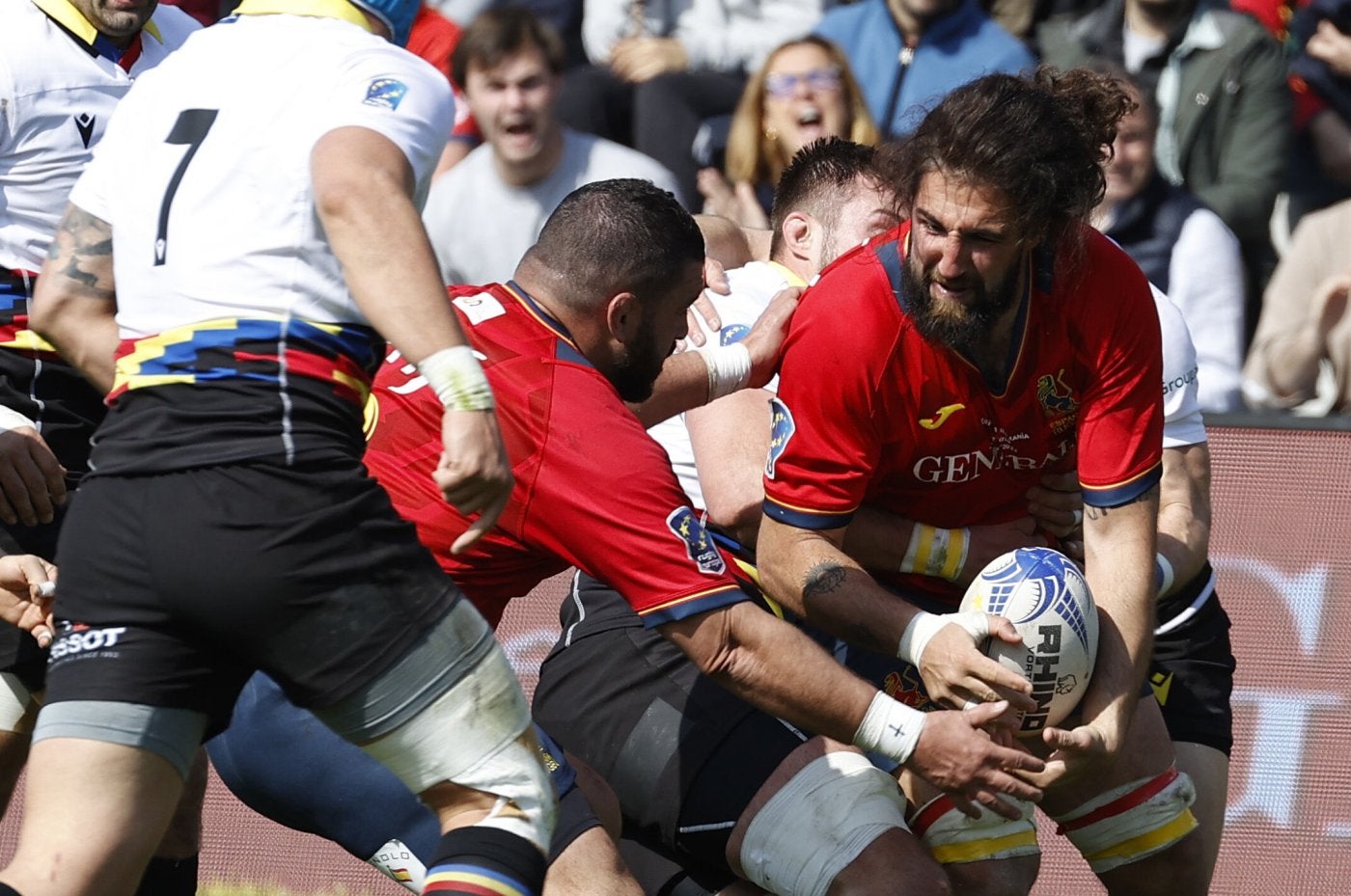 Manu Mora (derecha) lleva el oval en el encuentro ante Rumanía en el Central de la Complutense. 