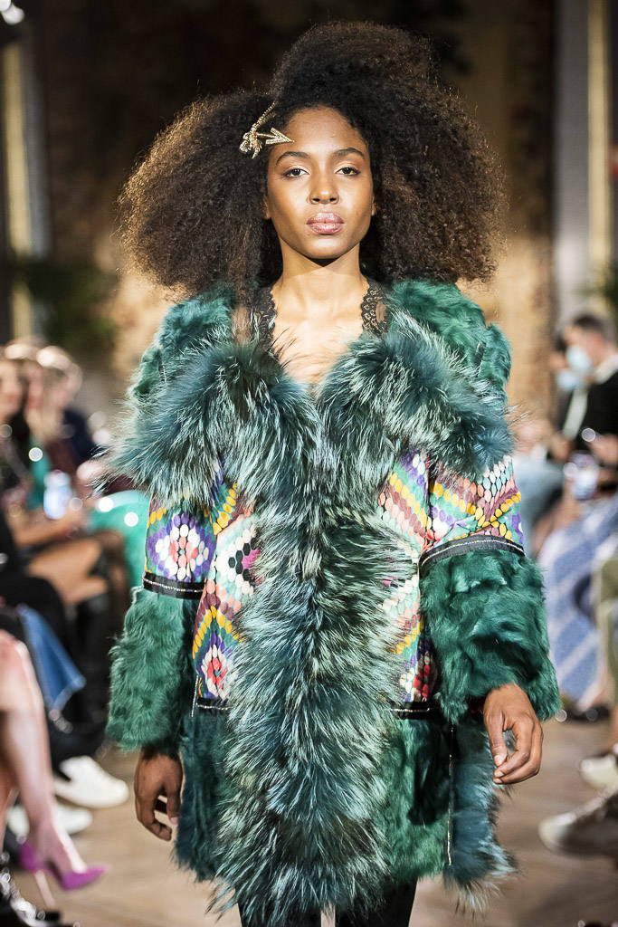 La creadora cántabra celebró su décimo aniversario en la moda con la colección 'Freya', en el calendario 'off' de la Fashion Week de Madrid.