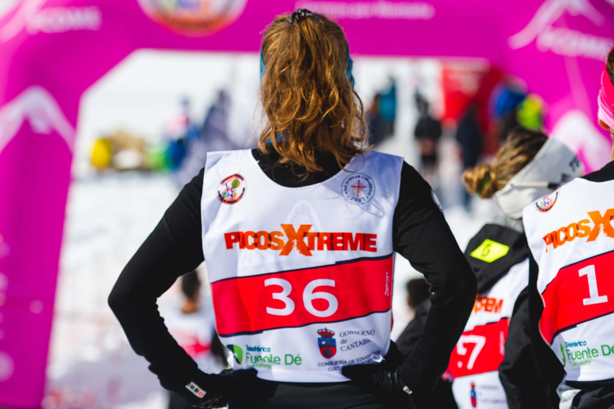 La estación superior del teleférico de Fuente Dé fue el escenario de la VIII edición de la Picos Snow Run, organizada por Picos Xtreme. Un total de 82 participantes corrieron con raquetas de nieve en un circuito de 8,5 kilómetros y 400 metros de desnivel positivo. Lucía Ibáñez y Diego Cotera se coronaron campeones. El ganador de la prueba masculina fue el asturiano Diego Cotera, que cruzó la línea de meta en 0:57:10, tan solo 40 segundos antes que el cántabro Marcos Santiago, quien se alzaría con el cetro cántabro de la especialidad. Javier Peña se subió al tercer cajón con un tiempo de 0:58:33. En la categoría femenina, Lucía Ibáñez revalidó el título de Campeona de Cantabria 2020 ganando con solvencia en un tiempo de 1:04:30. Ana M Pilar Cayón quedó en segundo lugar con un tiempo de 1:16:36, mientras que Asun Ochoa cerraría el pódium con una marca de 1:17:40. Tras las pruebas oficiales se celebró una raquetada nocturna no competitiva en la que participaron más de 300 personas. 