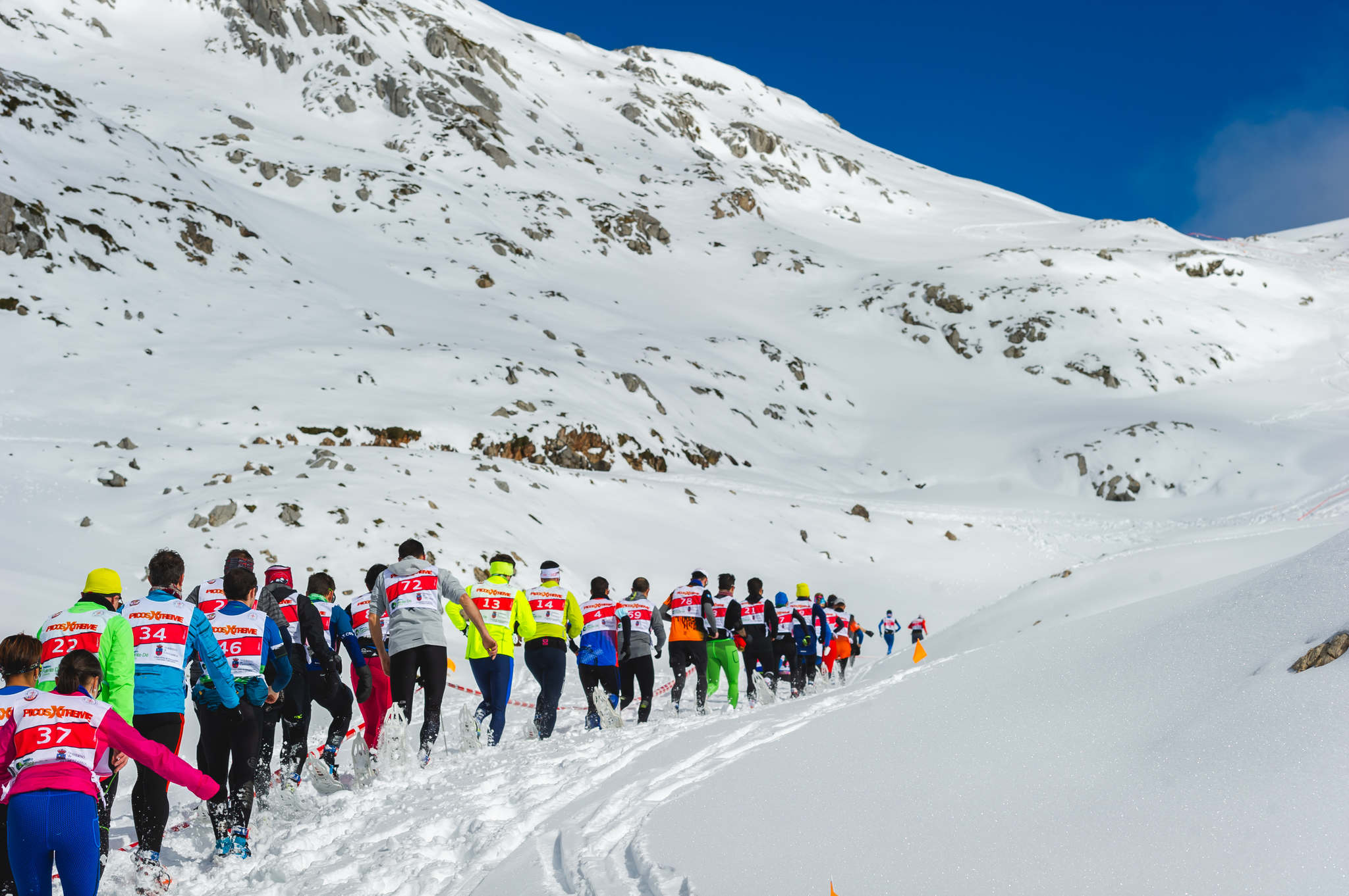 La estación superior del teleférico de Fuente Dé fue el escenario de la VIII edición de la Picos Snow Run, organizada por Picos Xtreme. Un total de 82 participantes corrieron con raquetas de nieve en un circuito de 8,5 kilómetros y 400 metros de desnivel positivo. Lucía Ibáñez y Diego Cotera se coronaron campeones. El ganador de la prueba masculina fue el asturiano Diego Cotera, que cruzó la línea de meta en 0:57:10, tan solo 40 segundos antes que el cántabro Marcos Santiago, quien se alzaría con el cetro cántabro de la especialidad. Javier Peña se subió al tercer cajón con un tiempo de 0:58:33. En la categoría femenina, Lucía Ibáñez revalidó el título de Campeona de Cantabria 2020 ganando con solvencia en un tiempo de 1:04:30. Ana M Pilar Cayón quedó en segundo lugar con un tiempo de 1:16:36, mientras que Asun Ochoa cerraría el pódium con una marca de 1:17:40. Tras las pruebas oficiales se celebró una raquetada nocturna no competitiva en la que participaron más de 300 personas. 