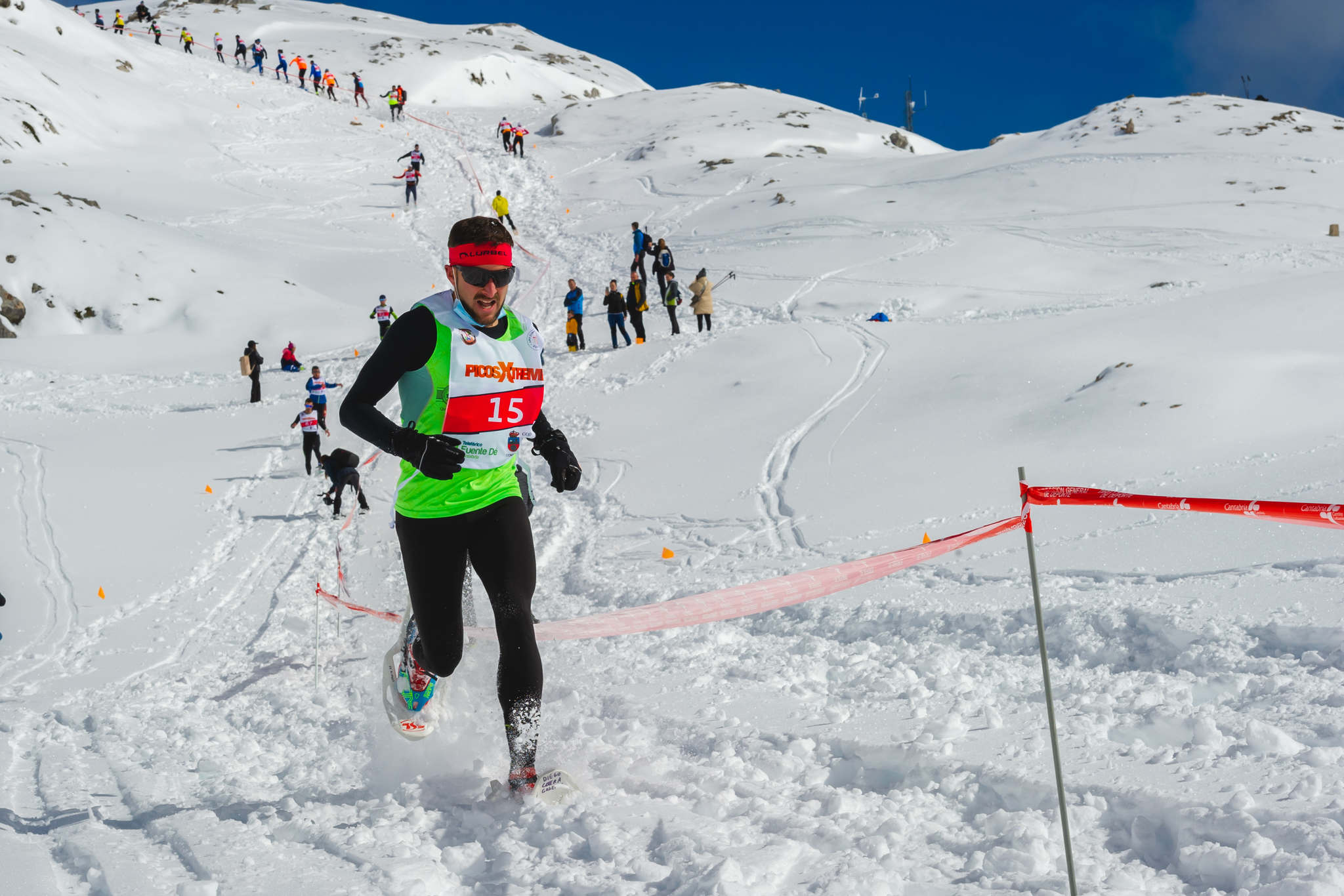 La estación superior del teleférico de Fuente Dé fue el escenario de la VIII edición de la Picos Snow Run, organizada por Picos Xtreme. Un total de 82 participantes corrieron con raquetas de nieve en un circuito de 8,5 kilómetros y 400 metros de desnivel positivo. Lucía Ibáñez y Diego Cotera se coronaron campeones. El ganador de la prueba masculina fue el asturiano Diego Cotera, que cruzó la línea de meta en 0:57:10, tan solo 40 segundos antes que el cántabro Marcos Santiago, quien se alzaría con el cetro cántabro de la especialidad. Javier Peña se subió al tercer cajón con un tiempo de 0:58:33. En la categoría femenina, Lucía Ibáñez revalidó el título de Campeona de Cantabria 2020 ganando con solvencia en un tiempo de 1:04:30. Ana M Pilar Cayón quedó en segundo lugar con un tiempo de 1:16:36, mientras que Asun Ochoa cerraría el pódium con una marca de 1:17:40. Tras las pruebas oficiales se celebró una raquetada nocturna no competitiva en la que participaron más de 300 personas. 