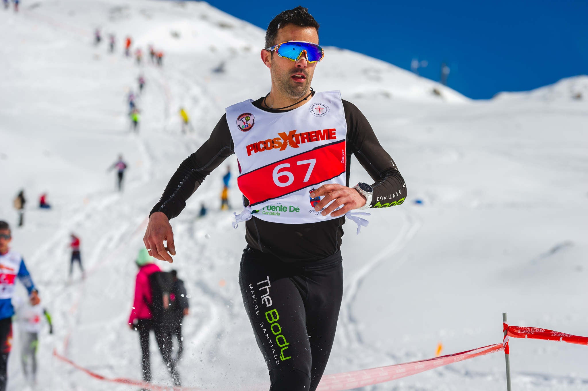 La estación superior del teleférico de Fuente Dé fue el escenario de la VIII edición de la Picos Snow Run, organizada por Picos Xtreme. Un total de 82 participantes corrieron con raquetas de nieve en un circuito de 8,5 kilómetros y 400 metros de desnivel positivo. Lucía Ibáñez y Diego Cotera se coronaron campeones. El ganador de la prueba masculina fue el asturiano Diego Cotera, que cruzó la línea de meta en 0:57:10, tan solo 40 segundos antes que el cántabro Marcos Santiago, quien se alzaría con el cetro cántabro de la especialidad. Javier Peña se subió al tercer cajón con un tiempo de 0:58:33. En la categoría femenina, Lucía Ibáñez revalidó el título de Campeona de Cantabria 2020 ganando con solvencia en un tiempo de 1:04:30. Ana M Pilar Cayón quedó en segundo lugar con un tiempo de 1:16:36, mientras que Asun Ochoa cerraría el pódium con una marca de 1:17:40. Tras las pruebas oficiales se celebró una raquetada nocturna no competitiva en la que participaron más de 300 personas. 