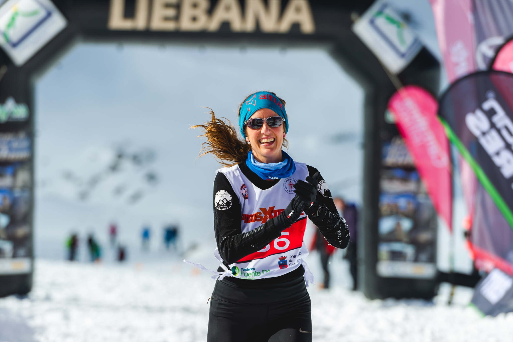 La estación superior del teleférico de Fuente Dé fue el escenario de la VIII edición de la Picos Snow Run, organizada por Picos Xtreme. Un total de 82 participantes corrieron con raquetas de nieve en un circuito de 8,5 kilómetros y 400 metros de desnivel positivo. Lucía Ibáñez y Diego Cotera se coronaron campeones. El ganador de la prueba masculina fue el asturiano Diego Cotera, que cruzó la línea de meta en 0:57:10, tan solo 40 segundos antes que el cántabro Marcos Santiago, quien se alzaría con el cetro cántabro de la especialidad. Javier Peña se subió al tercer cajón con un tiempo de 0:58:33. En la categoría femenina, Lucía Ibáñez revalidó el título de Campeona de Cantabria 2020 ganando con solvencia en un tiempo de 1:04:30. Ana M Pilar Cayón quedó en segundo lugar con un tiempo de 1:16:36, mientras que Asun Ochoa cerraría el pódium con una marca de 1:17:40. Tras las pruebas oficiales se celebró una raquetada nocturna no competitiva en la que participaron más de 300 personas. 