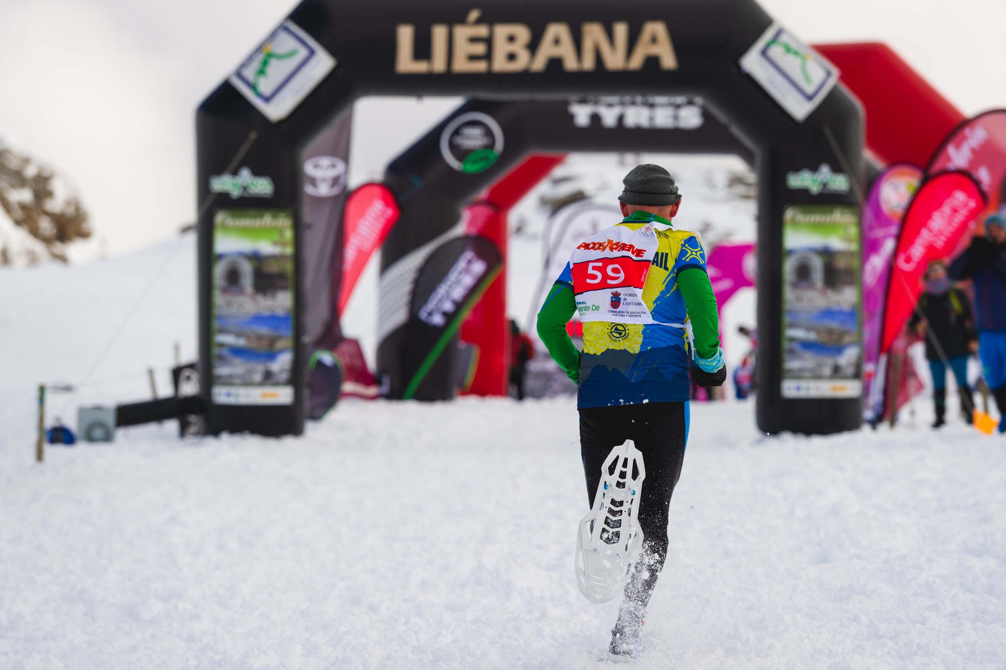 La estación superior del teleférico de Fuente Dé fue el escenario de la VIII edición de la Picos Snow Run, organizada por Picos Xtreme. Un total de 82 participantes corrieron con raquetas de nieve en un circuito de 8,5 kilómetros y 400 metros de desnivel positivo. Lucía Ibáñez y Diego Cotera se coronaron campeones. El ganador de la prueba masculina fue el asturiano Diego Cotera, que cruzó la línea de meta en 0:57:10, tan solo 40 segundos antes que el cántabro Marcos Santiago, quien se alzaría con el cetro cántabro de la especialidad. Javier Peña se subió al tercer cajón con un tiempo de 0:58:33. En la categoría femenina, Lucía Ibáñez revalidó el título de Campeona de Cantabria 2020 ganando con solvencia en un tiempo de 1:04:30. Ana M Pilar Cayón quedó en segundo lugar con un tiempo de 1:16:36, mientras que Asun Ochoa cerraría el pódium con una marca de 1:17:40. Tras las pruebas oficiales se celebró una raquetada nocturna no competitiva en la que participaron más de 300 personas. 