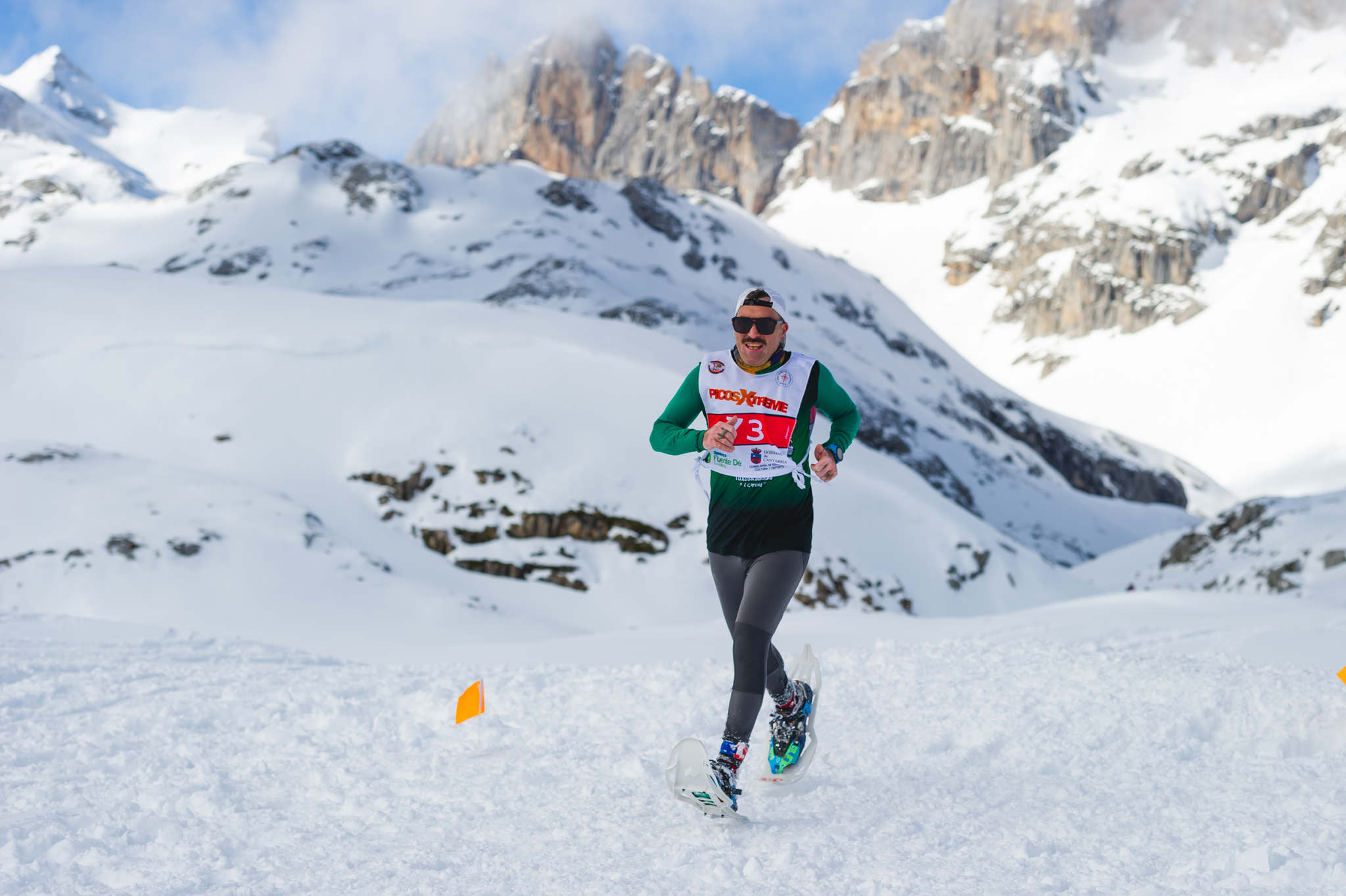 La estación superior del teleférico de Fuente Dé fue el escenario de la VIII edición de la Picos Snow Run, organizada por Picos Xtreme. Un total de 82 participantes corrieron con raquetas de nieve en un circuito de 8,5 kilómetros y 400 metros de desnivel positivo. Lucía Ibáñez y Diego Cotera se coronaron campeones. El ganador de la prueba masculina fue el asturiano Diego Cotera, que cruzó la línea de meta en 0:57:10, tan solo 40 segundos antes que el cántabro Marcos Santiago, quien se alzaría con el cetro cántabro de la especialidad. Javier Peña se subió al tercer cajón con un tiempo de 0:58:33. En la categoría femenina, Lucía Ibáñez revalidó el título de Campeona de Cantabria 2020 ganando con solvencia en un tiempo de 1:04:30. Ana M Pilar Cayón quedó en segundo lugar con un tiempo de 1:16:36, mientras que Asun Ochoa cerraría el pódium con una marca de 1:17:40. Tras las pruebas oficiales se celebró una raquetada nocturna no competitiva en la que participaron más de 300 personas. 