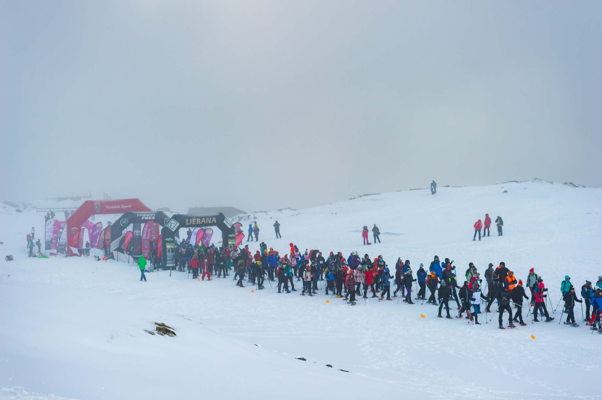 La estación superior del teleférico de Fuente Dé fue el escenario de la VIII edición de la Picos Snow Run, organizada por Picos Xtreme. Un total de 82 participantes corrieron con raquetas de nieve en un circuito de 8,5 kilómetros y 400 metros de desnivel positivo. Lucía Ibáñez y Diego Cotera se coronaron campeones. El ganador de la prueba masculina fue el asturiano Diego Cotera, que cruzó la línea de meta en 0:57:10, tan solo 40 segundos antes que el cántabro Marcos Santiago, quien se alzaría con el cetro cántabro de la especialidad. Javier Peña se subió al tercer cajón con un tiempo de 0:58:33. En la categoría femenina, Lucía Ibáñez revalidó el título de Campeona de Cantabria 2020 ganando con solvencia en un tiempo de 1:04:30. Ana M Pilar Cayón quedó en segundo lugar con un tiempo de 1:16:36, mientras que Asun Ochoa cerraría el pódium con una marca de 1:17:40. Tras las pruebas oficiales se celebró una raquetada nocturna no competitiva en la que participaron más de 300 personas. 