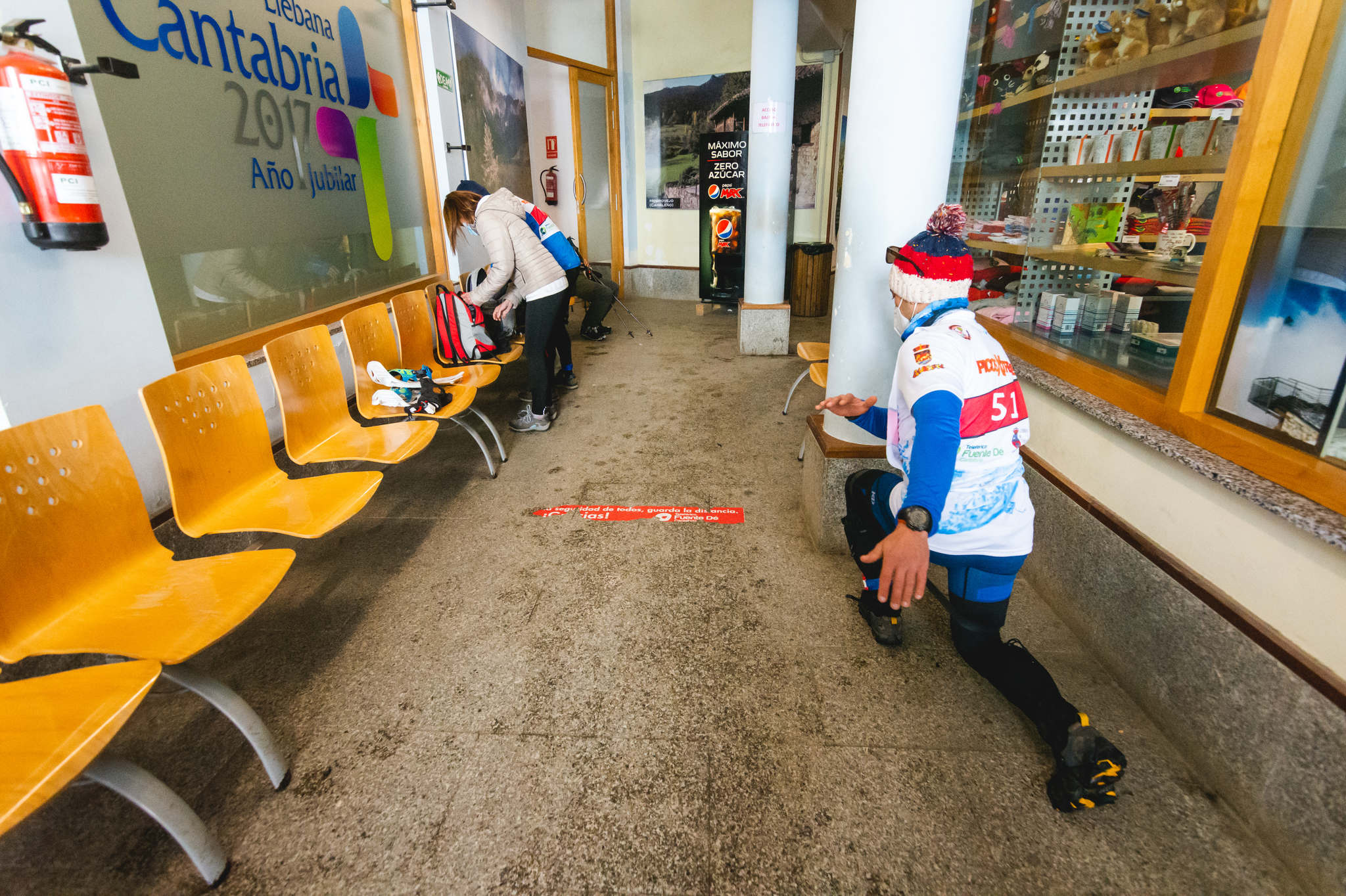 La estación superior del teleférico de Fuente Dé fue el escenario de la VIII edición de la Picos Snow Run, organizada por Picos Xtreme. Un total de 82 participantes corrieron con raquetas de nieve en un circuito de 8,5 kilómetros y 400 metros de desnivel positivo. Lucía Ibáñez y Diego Cotera se coronaron campeones. El ganador de la prueba masculina fue el asturiano Diego Cotera, que cruzó la línea de meta en 0:57:10, tan solo 40 segundos antes que el cántabro Marcos Santiago, quien se alzaría con el cetro cántabro de la especialidad. Javier Peña se subió al tercer cajón con un tiempo de 0:58:33. En la categoría femenina, Lucía Ibáñez revalidó el título de Campeona de Cantabria 2020 ganando con solvencia en un tiempo de 1:04:30. Ana M Pilar Cayón quedó en segundo lugar con un tiempo de 1:16:36, mientras que Asun Ochoa cerraría el pódium con una marca de 1:17:40. Tras las pruebas oficiales se celebró una raquetada nocturna no competitiva en la que participaron más de 300 personas. 