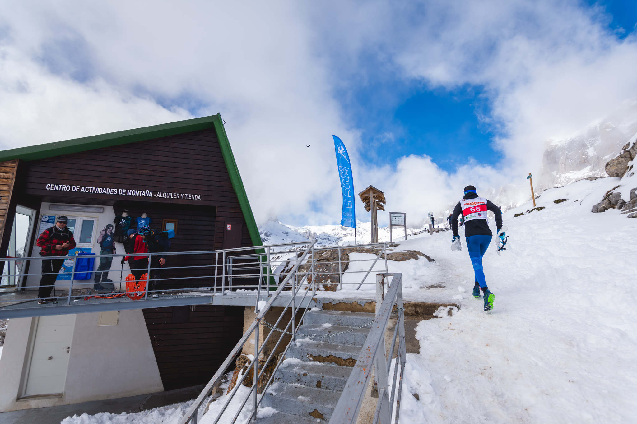 La estación superior del teleférico de Fuente Dé fue el escenario de la VIII edición de la Picos Snow Run, organizada por Picos Xtreme. Un total de 82 participantes corrieron con raquetas de nieve en un circuito de 8,5 kilómetros y 400 metros de desnivel positivo. Lucía Ibáñez y Diego Cotera se coronaron campeones. El ganador de la prueba masculina fue el asturiano Diego Cotera, que cruzó la línea de meta en 0:57:10, tan solo 40 segundos antes que el cántabro Marcos Santiago, quien se alzaría con el cetro cántabro de la especialidad. Javier Peña se subió al tercer cajón con un tiempo de 0:58:33. En la categoría femenina, Lucía Ibáñez revalidó el título de Campeona de Cantabria 2020 ganando con solvencia en un tiempo de 1:04:30. Ana M Pilar Cayón quedó en segundo lugar con un tiempo de 1:16:36, mientras que Asun Ochoa cerraría el pódium con una marca de 1:17:40. Tras las pruebas oficiales se celebró una raquetada nocturna no competitiva en la que participaron más de 300 personas. 