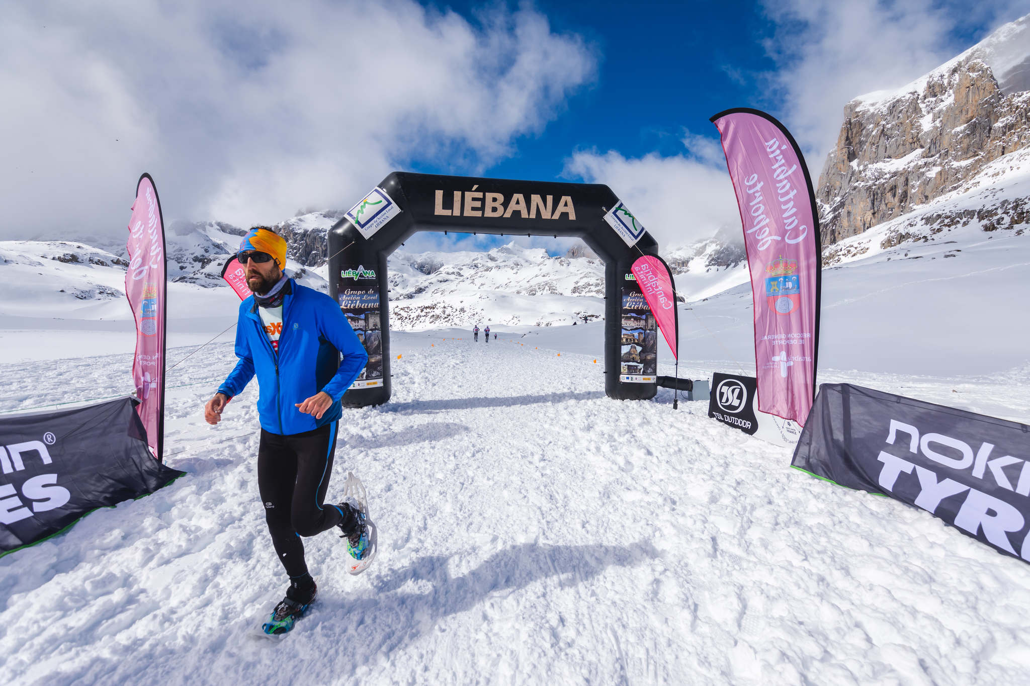 La estación superior del teleférico de Fuente Dé fue el escenario de la VIII edición de la Picos Snow Run, organizada por Picos Xtreme. Un total de 82 participantes corrieron con raquetas de nieve en un circuito de 8,5 kilómetros y 400 metros de desnivel positivo. Lucía Ibáñez y Diego Cotera se coronaron campeones. El ganador de la prueba masculina fue el asturiano Diego Cotera, que cruzó la línea de meta en 0:57:10, tan solo 40 segundos antes que el cántabro Marcos Santiago, quien se alzaría con el cetro cántabro de la especialidad. Javier Peña se subió al tercer cajón con un tiempo de 0:58:33. En la categoría femenina, Lucía Ibáñez revalidó el título de Campeona de Cantabria 2020 ganando con solvencia en un tiempo de 1:04:30. Ana M Pilar Cayón quedó en segundo lugar con un tiempo de 1:16:36, mientras que Asun Ochoa cerraría el pódium con una marca de 1:17:40. Tras las pruebas oficiales se celebró una raquetada nocturna no competitiva en la que participaron más de 300 personas. 