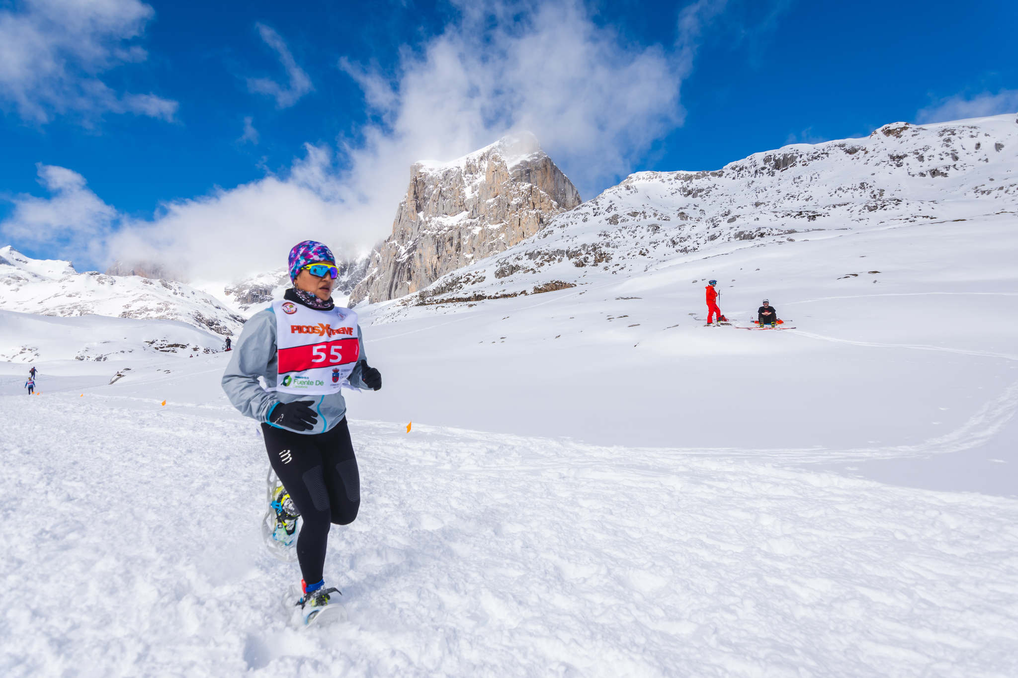 La estación superior del teleférico de Fuente Dé fue el escenario de la VIII edición de la Picos Snow Run, organizada por Picos Xtreme. Un total de 82 participantes corrieron con raquetas de nieve en un circuito de 8,5 kilómetros y 400 metros de desnivel positivo. Lucía Ibáñez y Diego Cotera se coronaron campeones. El ganador de la prueba masculina fue el asturiano Diego Cotera, que cruzó la línea de meta en 0:57:10, tan solo 40 segundos antes que el cántabro Marcos Santiago, quien se alzaría con el cetro cántabro de la especialidad. Javier Peña se subió al tercer cajón con un tiempo de 0:58:33. En la categoría femenina, Lucía Ibáñez revalidó el título de Campeona de Cantabria 2020 ganando con solvencia en un tiempo de 1:04:30. Ana M Pilar Cayón quedó en segundo lugar con un tiempo de 1:16:36, mientras que Asun Ochoa cerraría el pódium con una marca de 1:17:40. Tras las pruebas oficiales se celebró una raquetada nocturna no competitiva en la que participaron más de 300 personas. 