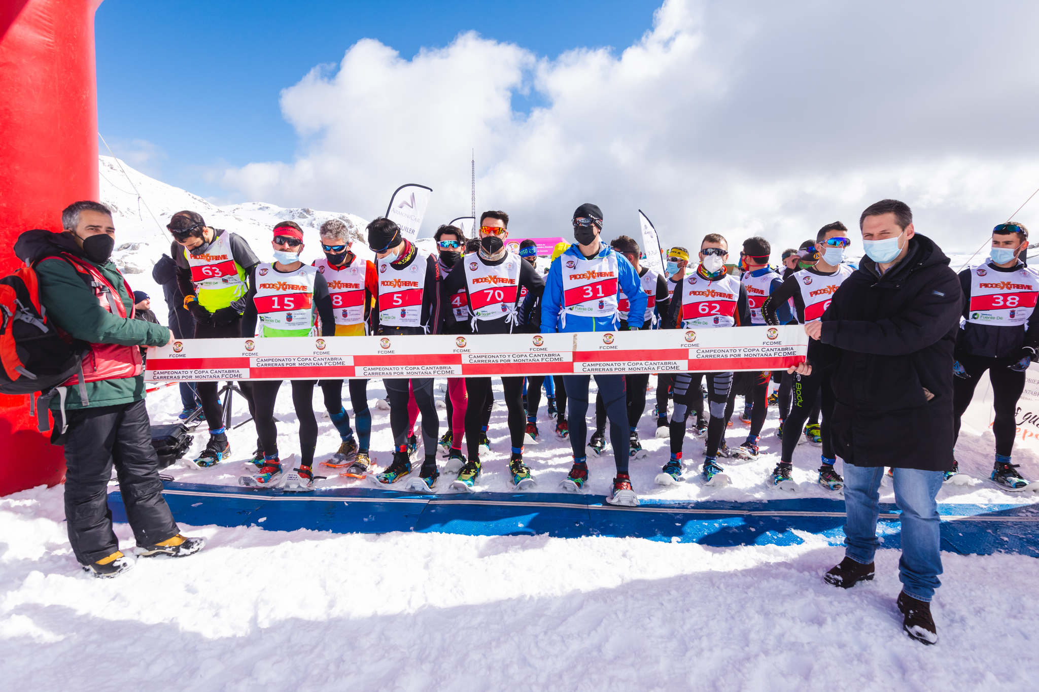 La estación superior del teleférico de Fuente Dé fue el escenario de la VIII edición de la Picos Snow Run, organizada por Picos Xtreme. Un total de 82 participantes corrieron con raquetas de nieve en un circuito de 8,5 kilómetros y 400 metros de desnivel positivo. Lucía Ibáñez y Diego Cotera se coronaron campeones. El ganador de la prueba masculina fue el asturiano Diego Cotera, que cruzó la línea de meta en 0:57:10, tan solo 40 segundos antes que el cántabro Marcos Santiago, quien se alzaría con el cetro cántabro de la especialidad. Javier Peña se subió al tercer cajón con un tiempo de 0:58:33. En la categoría femenina, Lucía Ibáñez revalidó el título de Campeona de Cantabria 2020 ganando con solvencia en un tiempo de 1:04:30. Ana M Pilar Cayón quedó en segundo lugar con un tiempo de 1:16:36, mientras que Asun Ochoa cerraría el pódium con una marca de 1:17:40. Tras las pruebas oficiales se celebró una raquetada nocturna no competitiva en la que participaron más de 300 personas. 