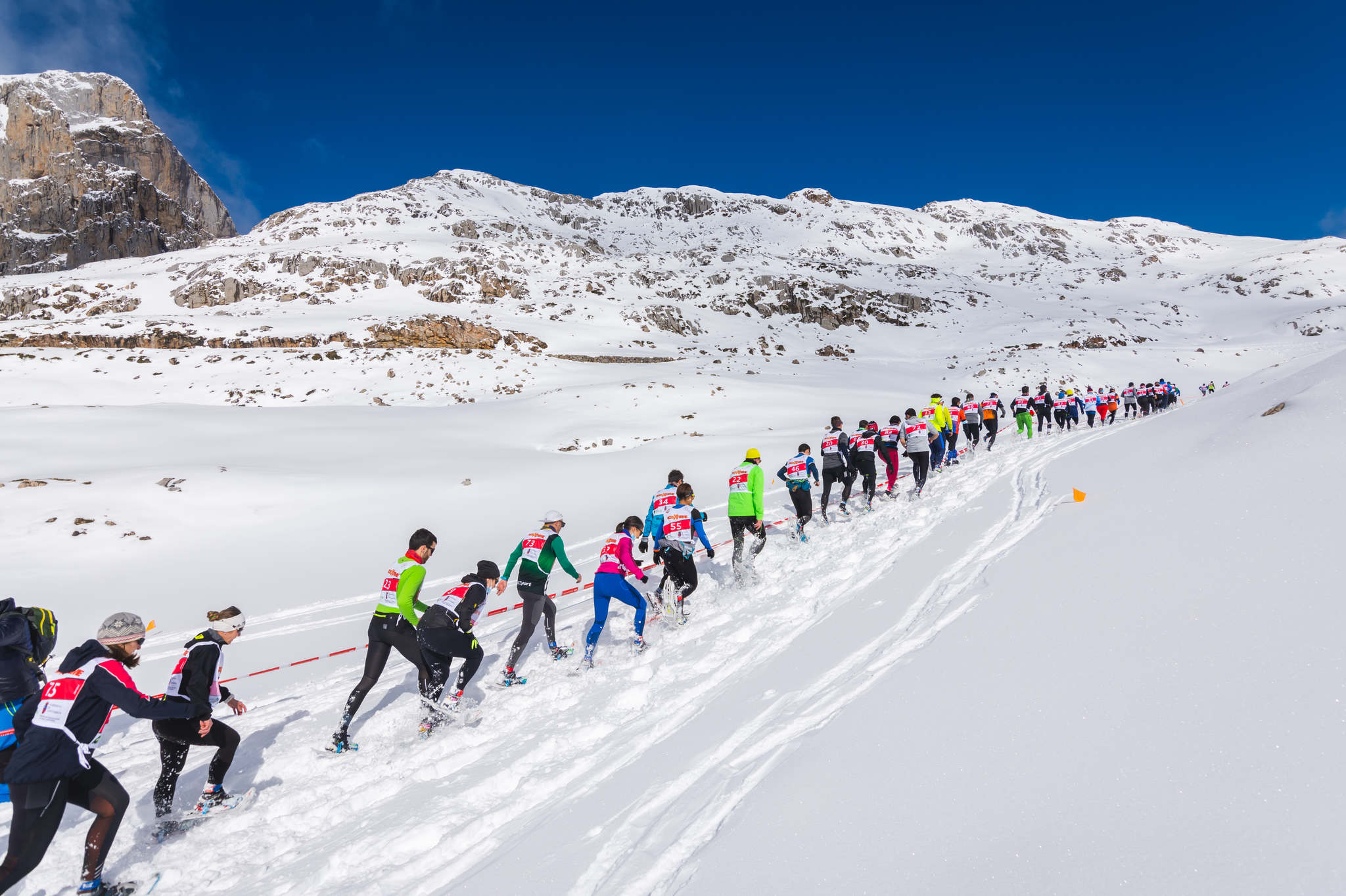 La estación superior del teleférico de Fuente Dé fue el escenario de la VIII edición de la Picos Snow Run, organizada por Picos Xtreme. Un total de 82 participantes corrieron con raquetas de nieve en un circuito de 8,5 kilómetros y 400 metros de desnivel positivo. Lucía Ibáñez y Diego Cotera se coronaron campeones. El ganador de la prueba masculina fue el asturiano Diego Cotera, que cruzó la línea de meta en 0:57:10, tan solo 40 segundos antes que el cántabro Marcos Santiago, quien se alzaría con el cetro cántabro de la especialidad. Javier Peña se subió al tercer cajón con un tiempo de 0:58:33. En la categoría femenina, Lucía Ibáñez revalidó el título de Campeona de Cantabria 2020 ganando con solvencia en un tiempo de 1:04:30. Ana M Pilar Cayón quedó en segundo lugar con un tiempo de 1:16:36, mientras que Asun Ochoa cerraría el pódium con una marca de 1:17:40. Tras las pruebas oficiales se celebró una raquetada nocturna no competitiva en la que participaron más de 300 personas. 