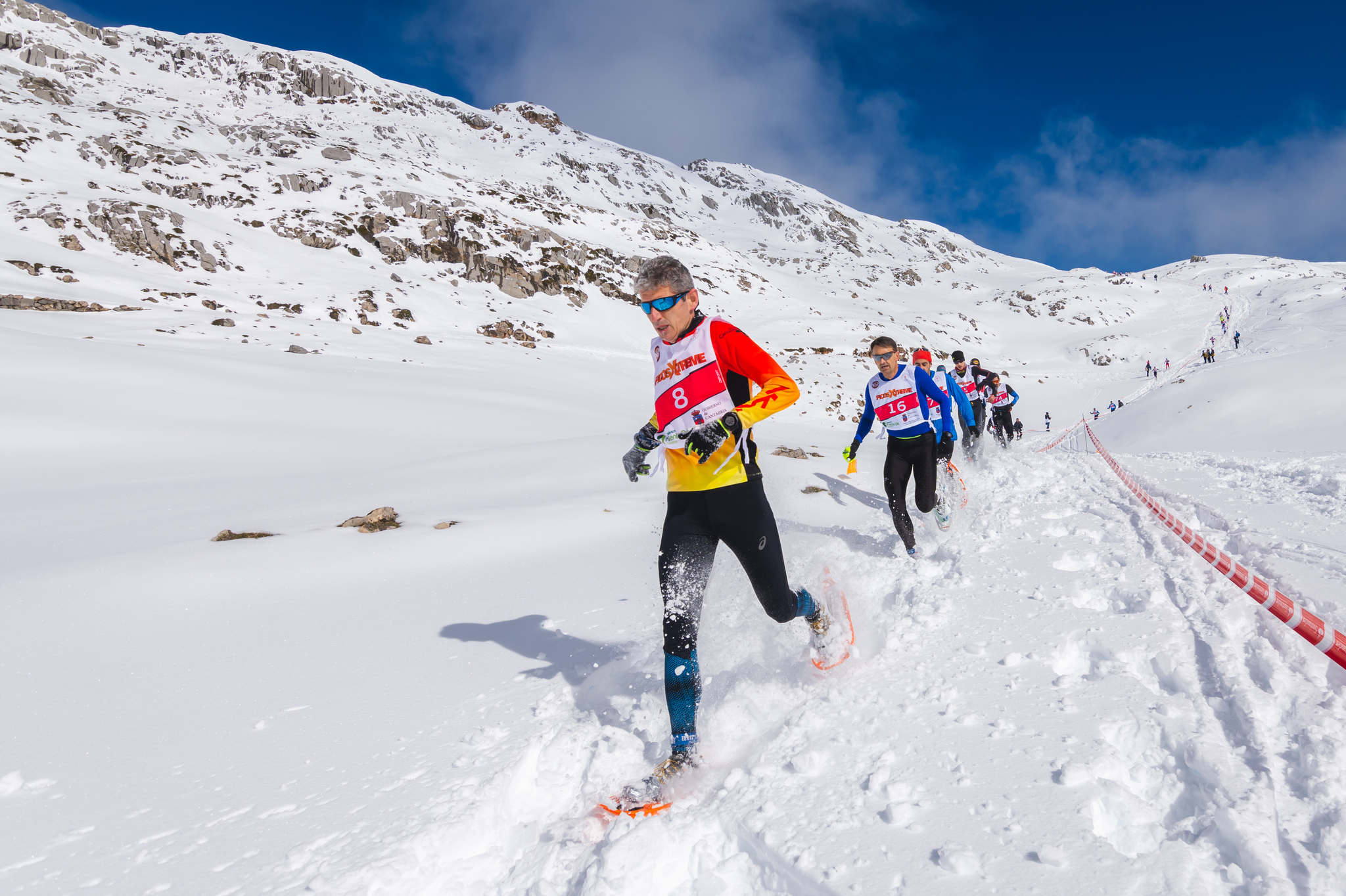 La estación superior del teleférico de Fuente Dé fue el escenario de la VIII edición de la Picos Snow Run, organizada por Picos Xtreme. Un total de 82 participantes corrieron con raquetas de nieve en un circuito de 8,5 kilómetros y 400 metros de desnivel positivo. Lucía Ibáñez y Diego Cotera se coronaron campeones. El ganador de la prueba masculina fue el asturiano Diego Cotera, que cruzó la línea de meta en 0:57:10, tan solo 40 segundos antes que el cántabro Marcos Santiago, quien se alzaría con el cetro cántabro de la especialidad. Javier Peña se subió al tercer cajón con un tiempo de 0:58:33. En la categoría femenina, Lucía Ibáñez revalidó el título de Campeona de Cantabria 2020 ganando con solvencia en un tiempo de 1:04:30. Ana M Pilar Cayón quedó en segundo lugar con un tiempo de 1:16:36, mientras que Asun Ochoa cerraría el pódium con una marca de 1:17:40. Tras las pruebas oficiales se celebró una raquetada nocturna no competitiva en la que participaron más de 300 personas. 