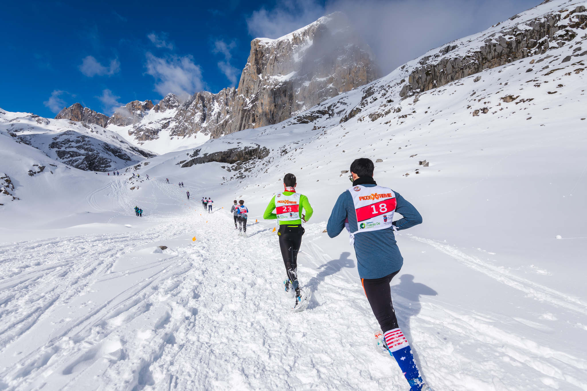 La estación superior del teleférico de Fuente Dé fue el escenario de la VIII edición de la Picos Snow Run, organizada por Picos Xtreme. Un total de 82 participantes corrieron con raquetas de nieve en un circuito de 8,5 kilómetros y 400 metros de desnivel positivo. Lucía Ibáñez y Diego Cotera se coronaron campeones. El ganador de la prueba masculina fue el asturiano Diego Cotera, que cruzó la línea de meta en 0:57:10, tan solo 40 segundos antes que el cántabro Marcos Santiago, quien se alzaría con el cetro cántabro de la especialidad. Javier Peña se subió al tercer cajón con un tiempo de 0:58:33. En la categoría femenina, Lucía Ibáñez revalidó el título de Campeona de Cantabria 2020 ganando con solvencia en un tiempo de 1:04:30. Ana M Pilar Cayón quedó en segundo lugar con un tiempo de 1:16:36, mientras que Asun Ochoa cerraría el pódium con una marca de 1:17:40. Tras las pruebas oficiales se celebró una raquetada nocturna no competitiva en la que participaron más de 300 personas. 