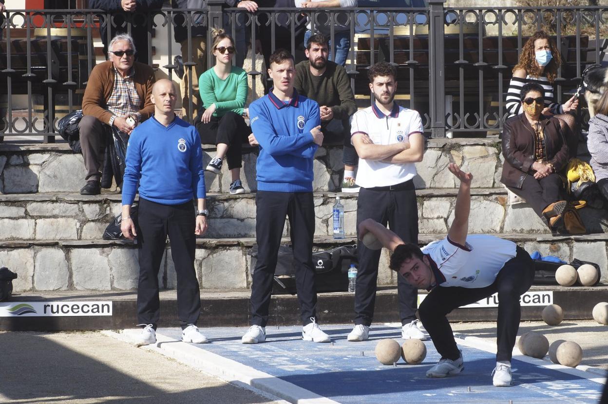 Marcos Lavín lanza para J. Cuesta ante la mirada de Isaac López, Adrián Esquivias y Ángel Lavín. 